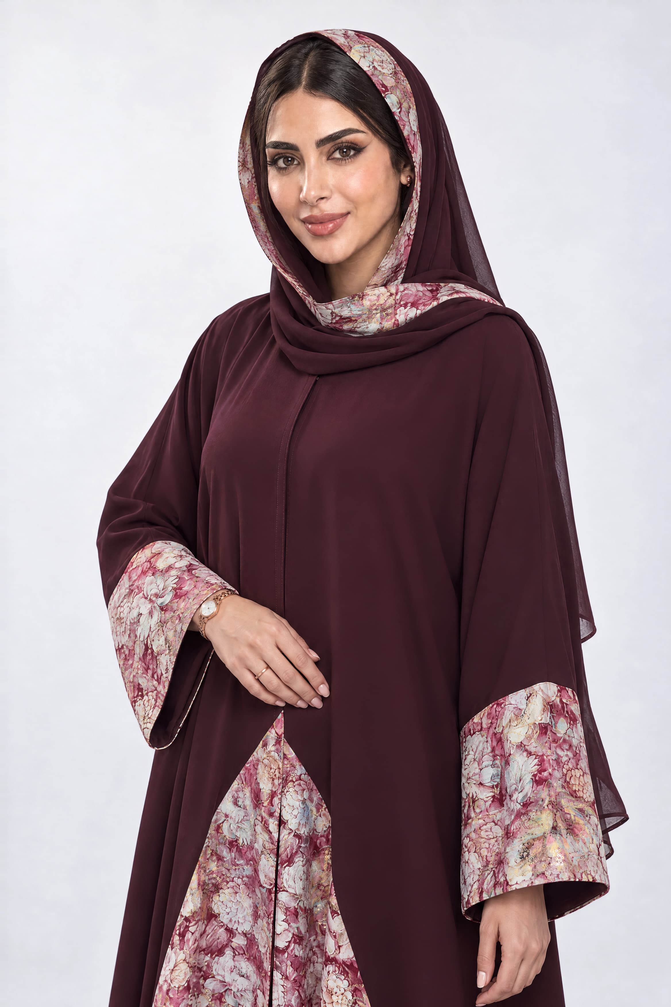 عباية بقماش كريب ماروني مع تركيبة في الأكمام و الطرحه و الخلف