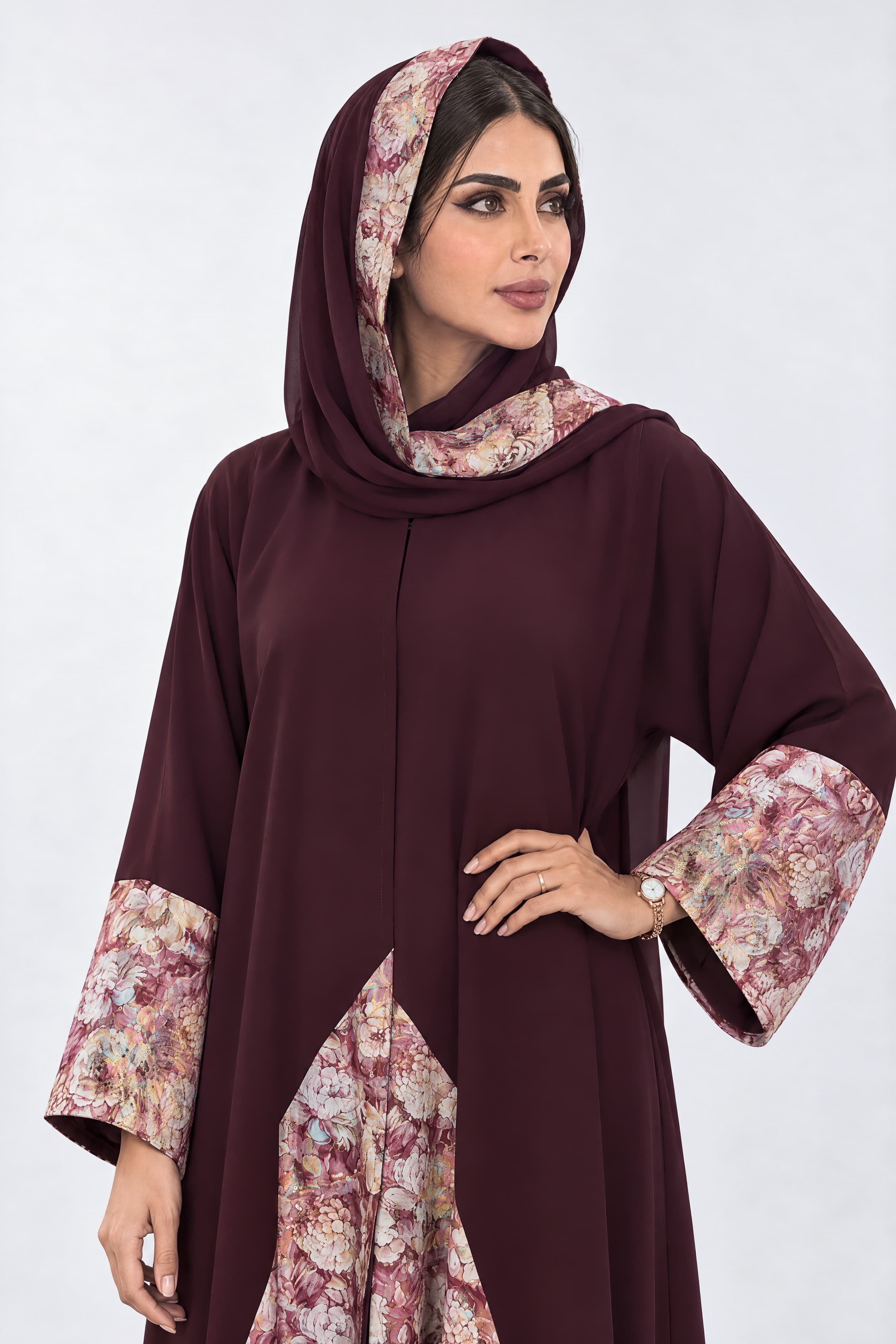 عباية بقماش كريب ماروني مع تركيبة في الأكمام و الطرحه و الخلف