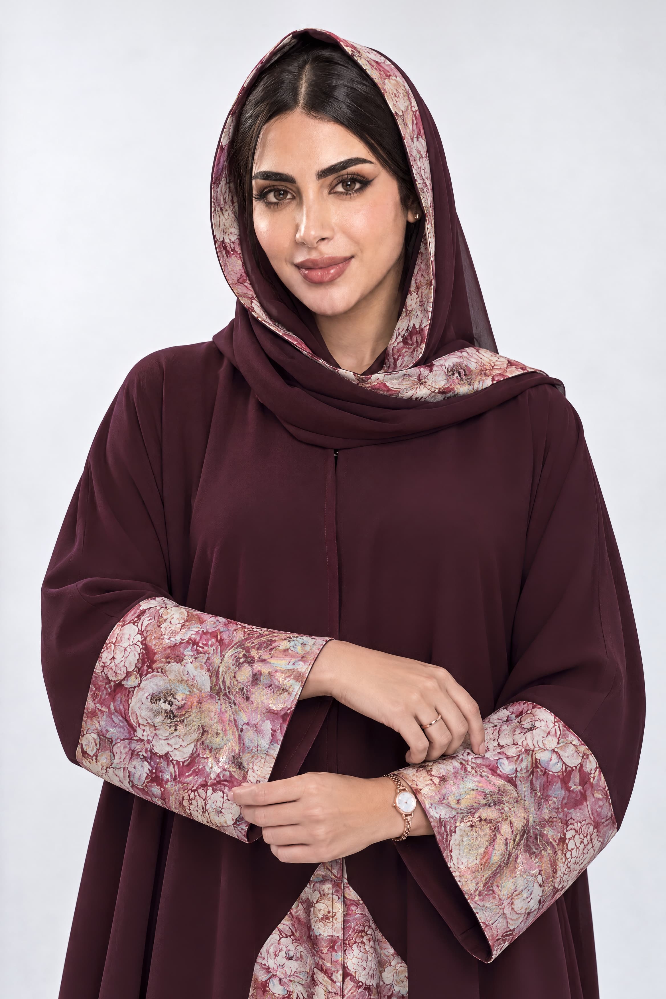 عباية بقماش كريب ماروني مع تركيبة في الأكمام و الطرحه و الخلف