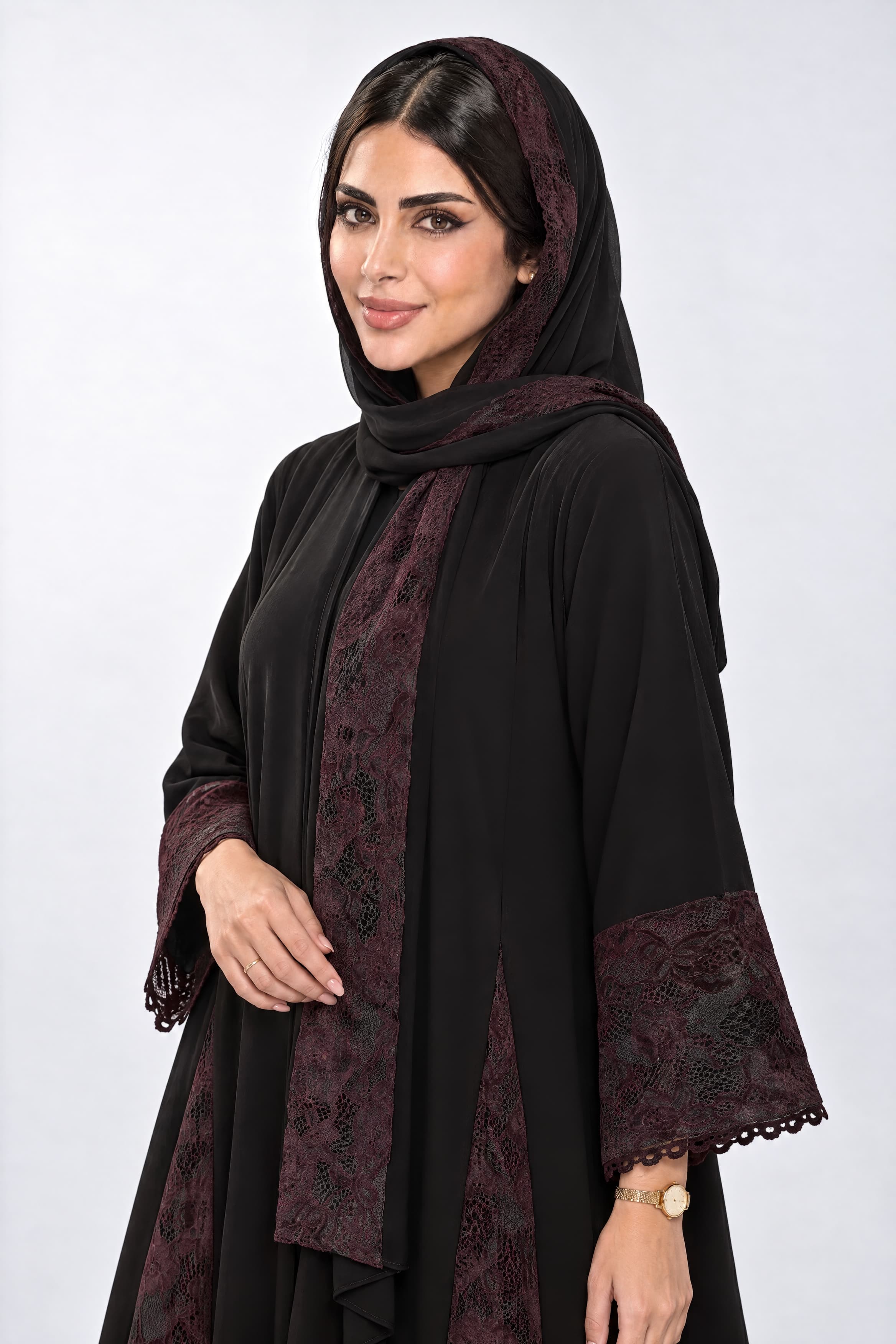 عباية بقماش كريب أسود مع تركيبة مخمل دانتيل باللون البرغاندي