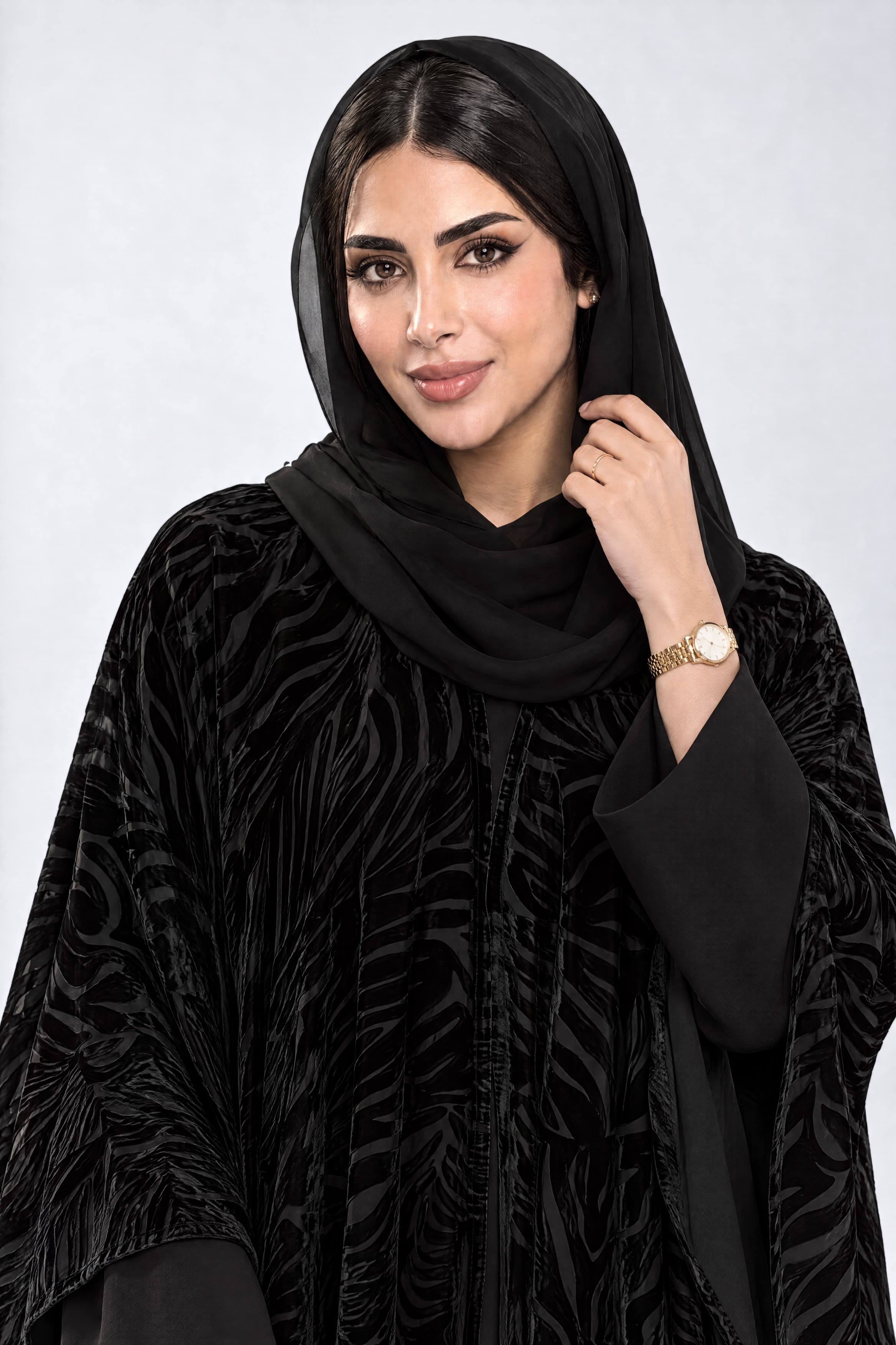 عباية بقماش كريب أسود مع قطعه شال من الشيفون و المخمل مع الطرحه