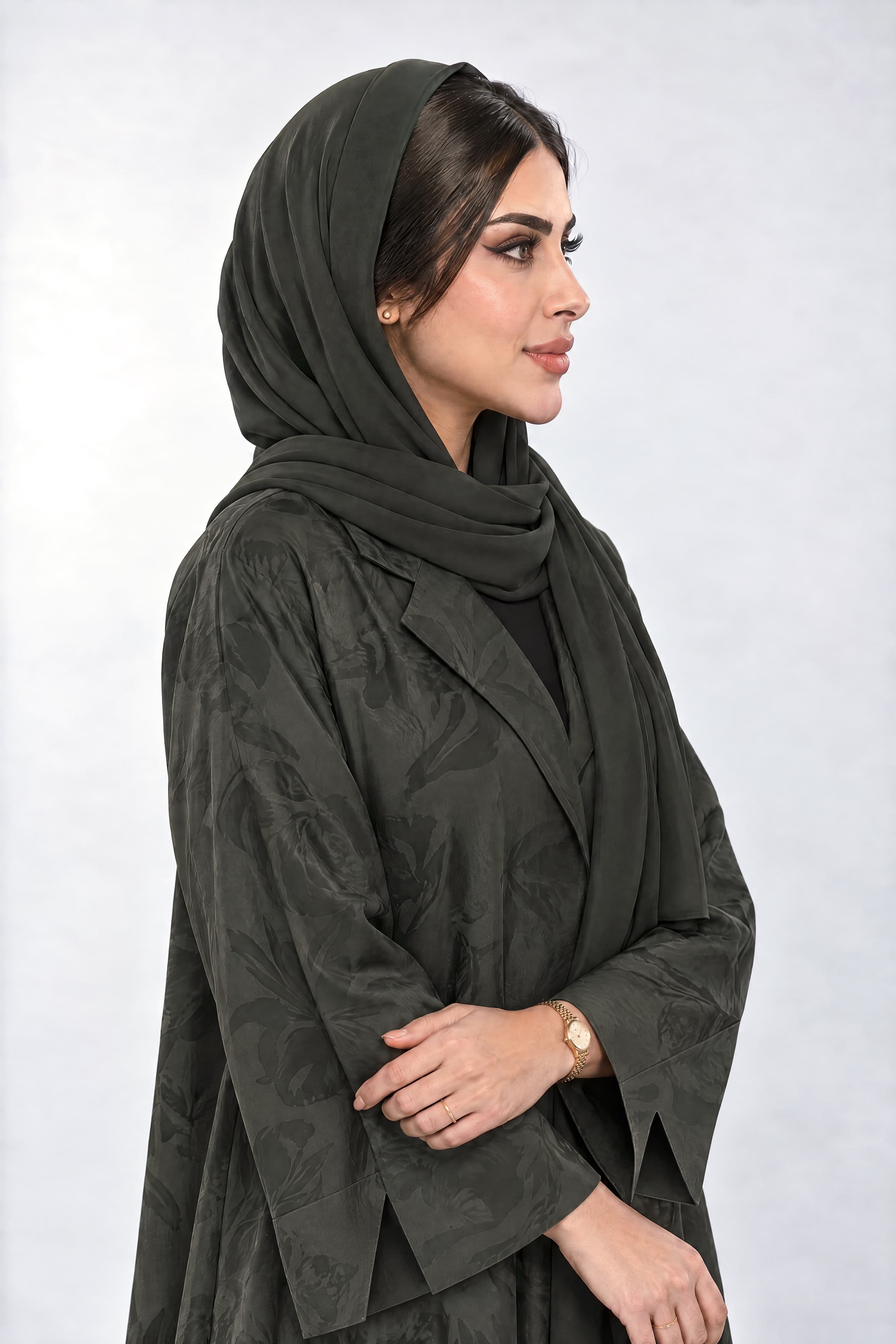 عباية بقماش جاكار زيتي مع الطرحه