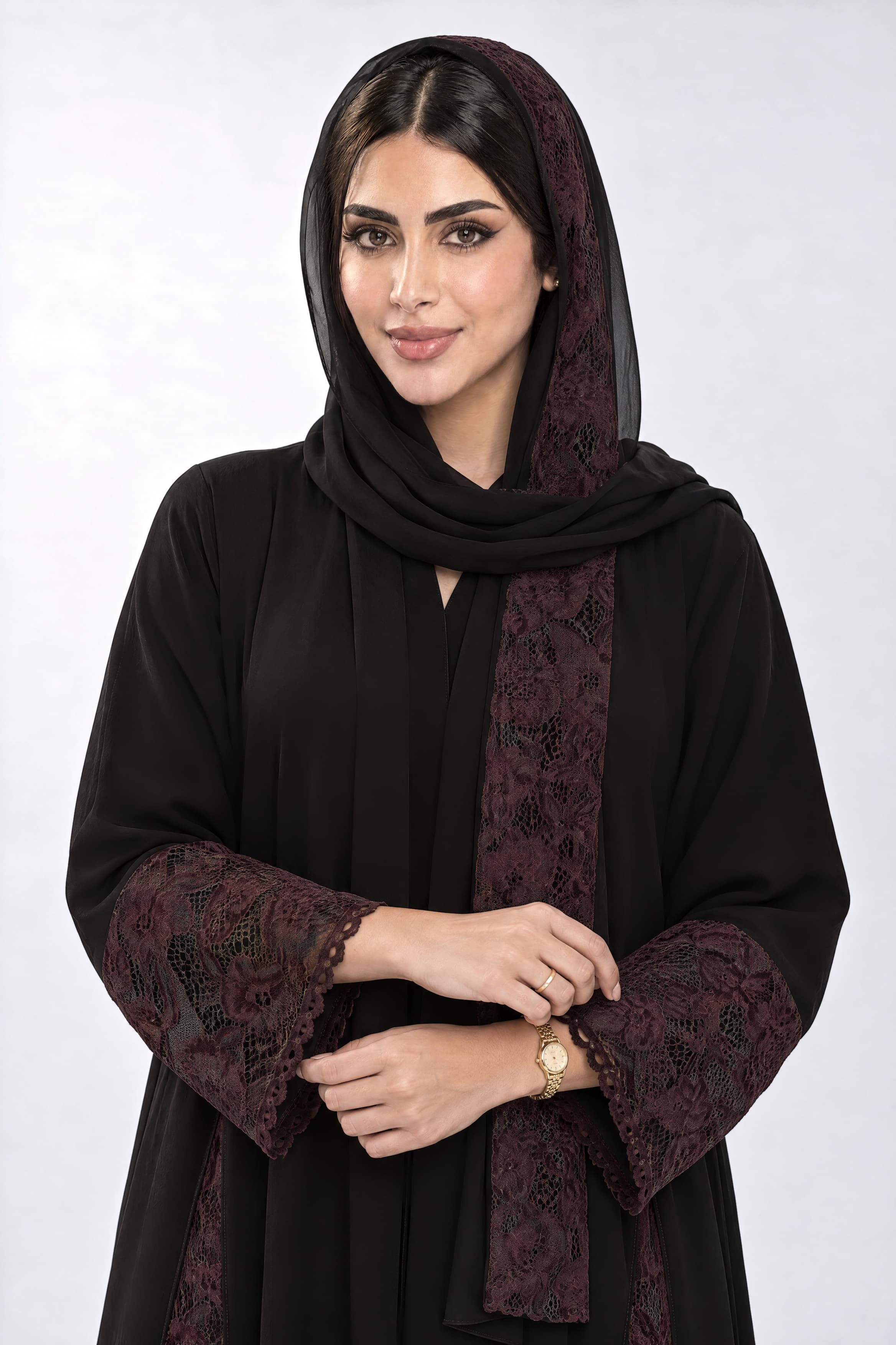 عباية بقماش كريب أسود مع تركيبة مخمل دانتيل باللون البرغاندي