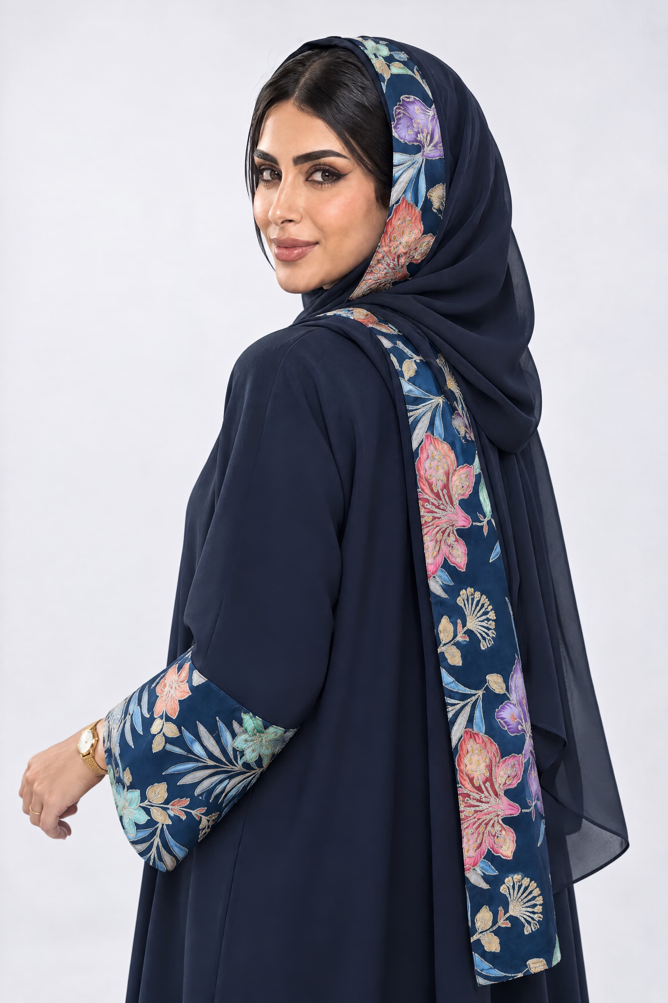 عباية بقماش كريب كحلي مع تركيبة في الأكمام و الطرقه و الياقه