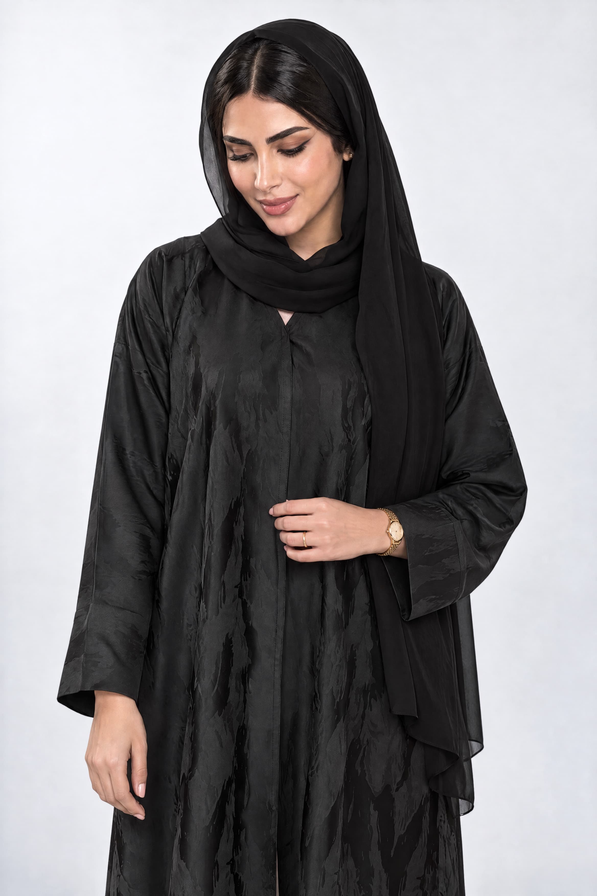 عباية بقماش جاكار أسود مع الطرحه