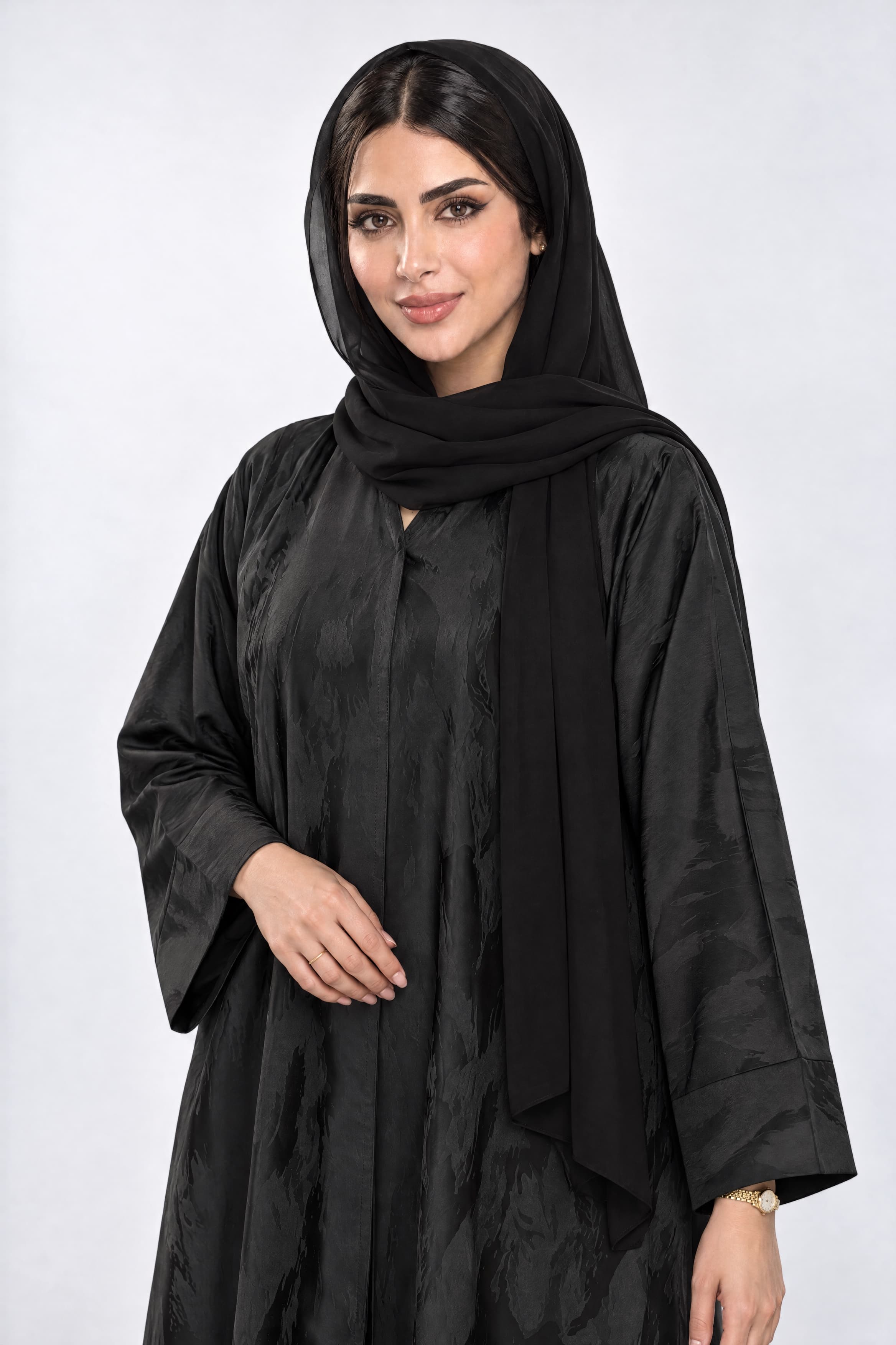 عباية بقماش جاكار أسود مع الطرحه