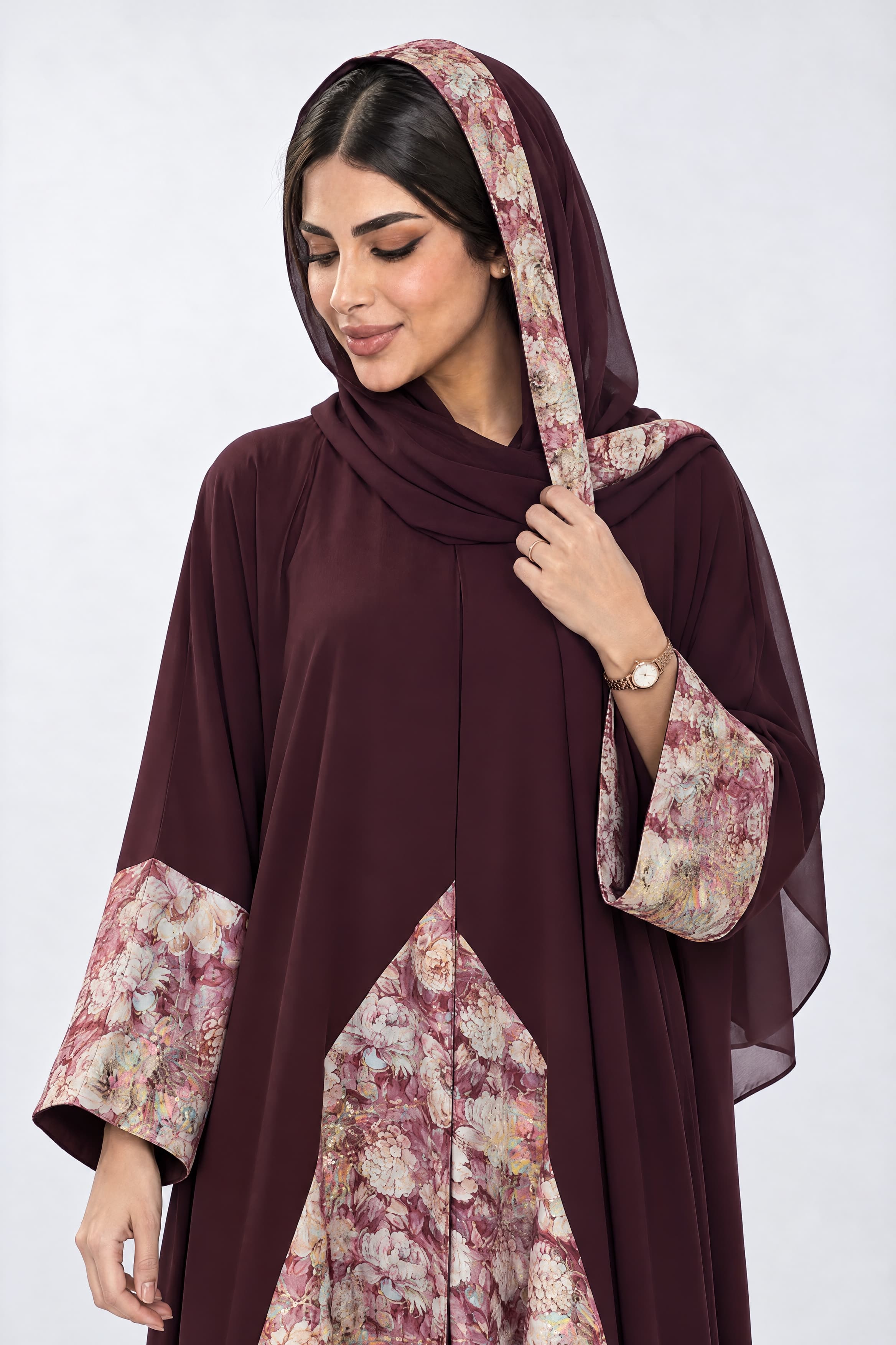 عباية بقماش كريب ماروني مع تركيبة في الأكمام و الطرحه و الخلف