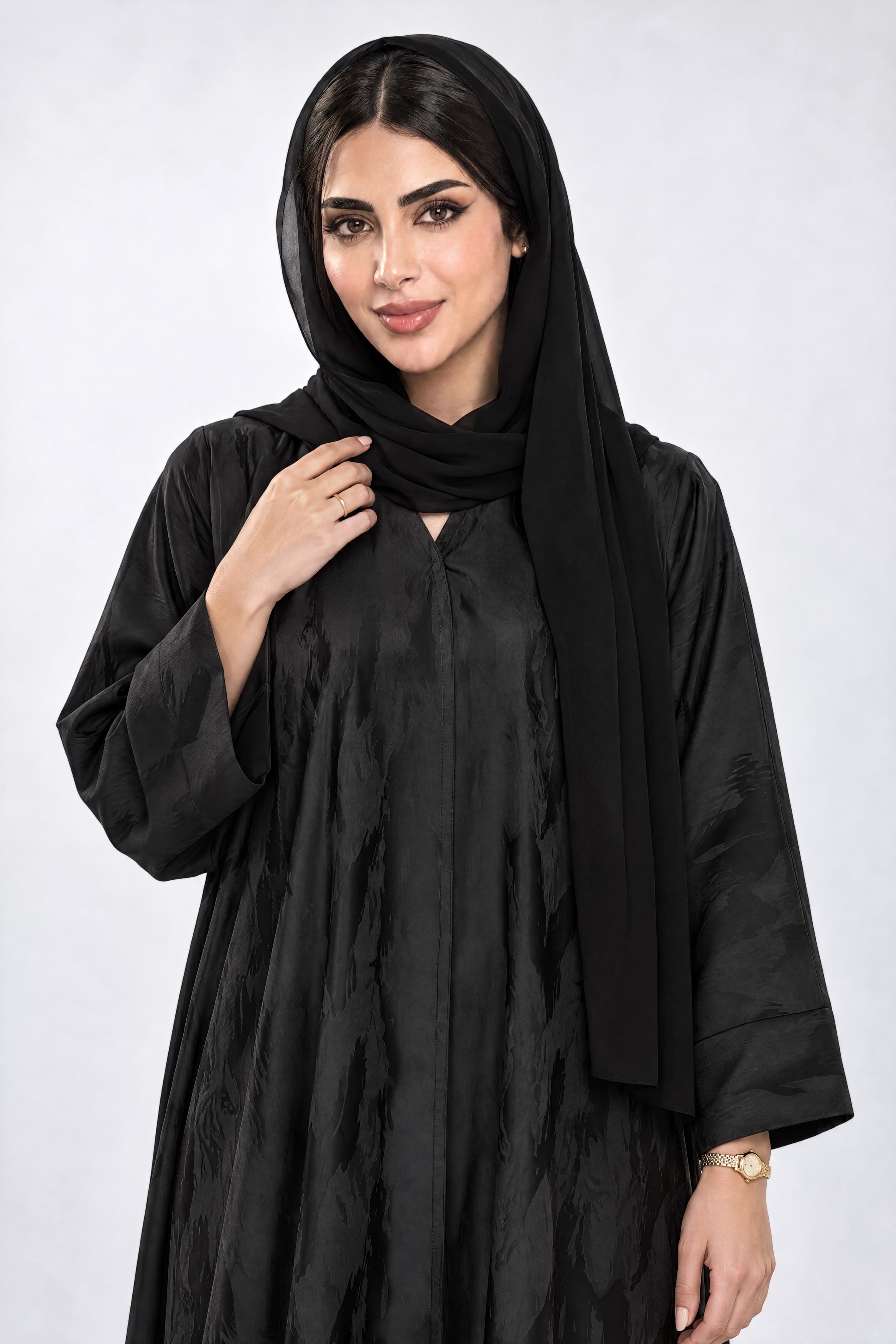 عباية بقماش جاكار أسود مع الطرحه
