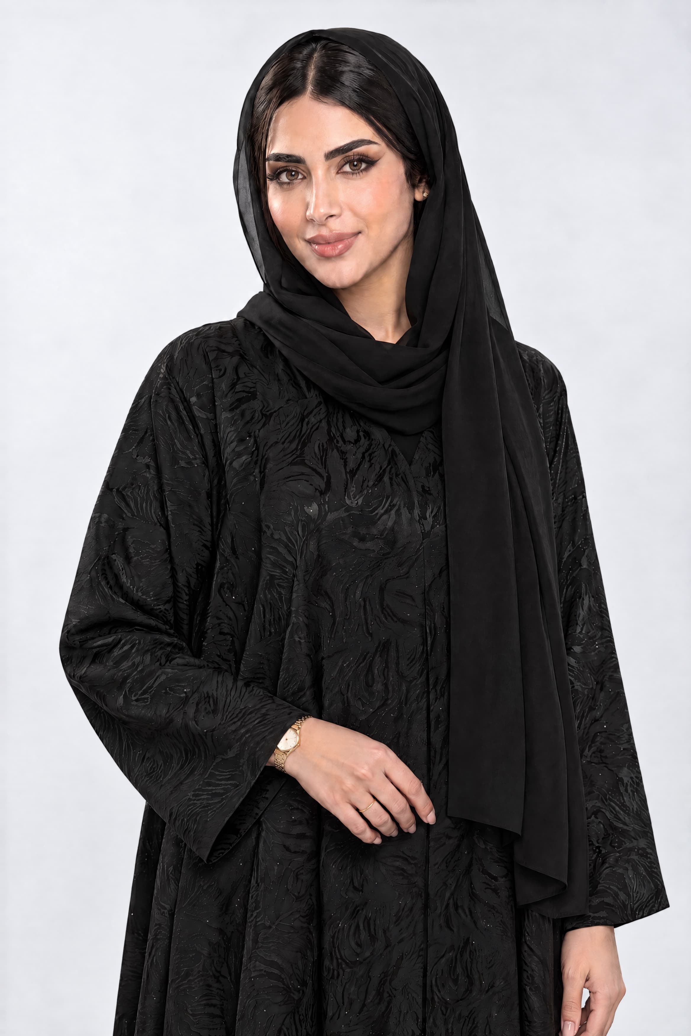 عباية بقماش جاكار أسود مع فصوص صغيره مع الطرحه