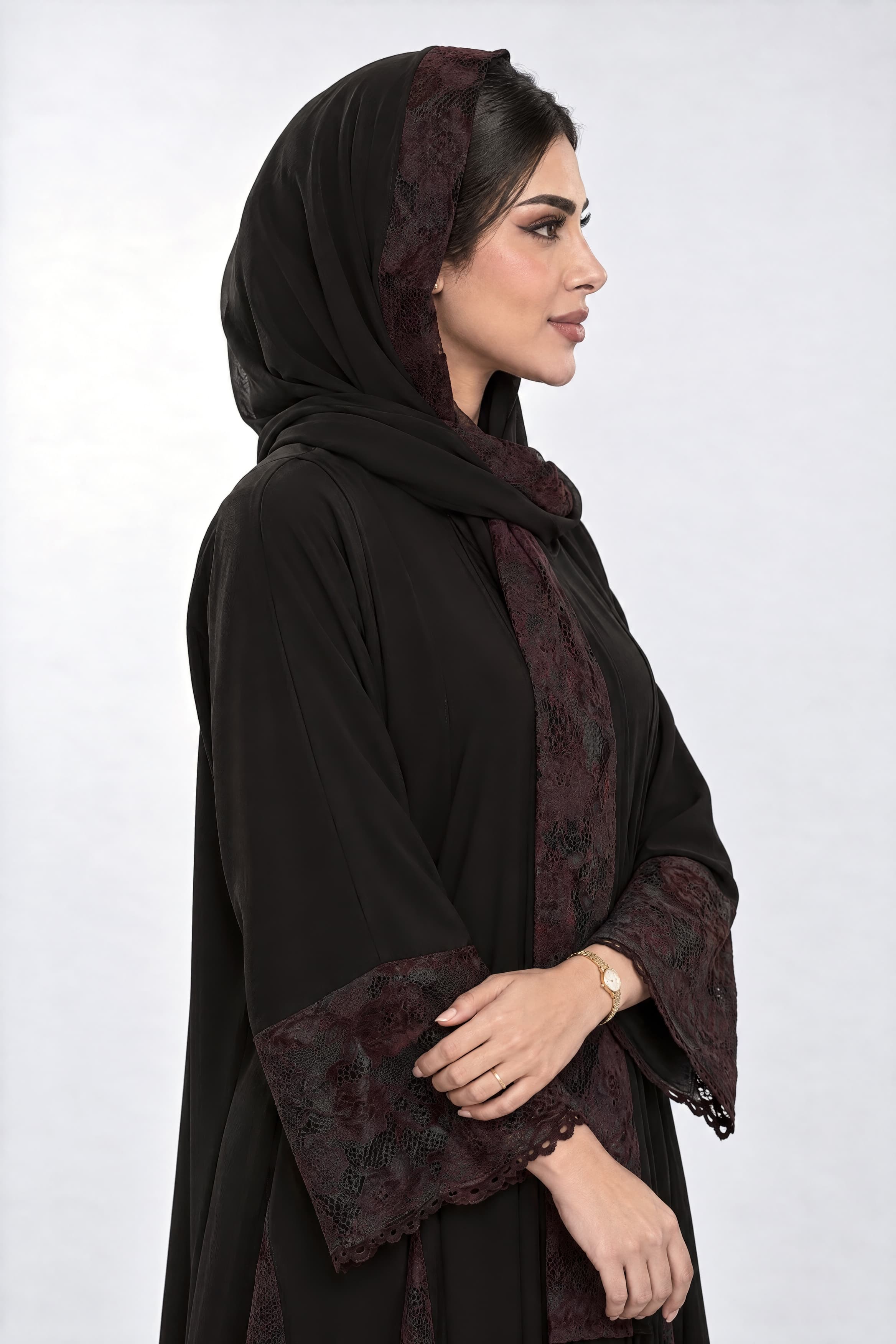 عباية بقماش كريب أسود مع تركيبة مخمل دانتيل باللون البرغاندي