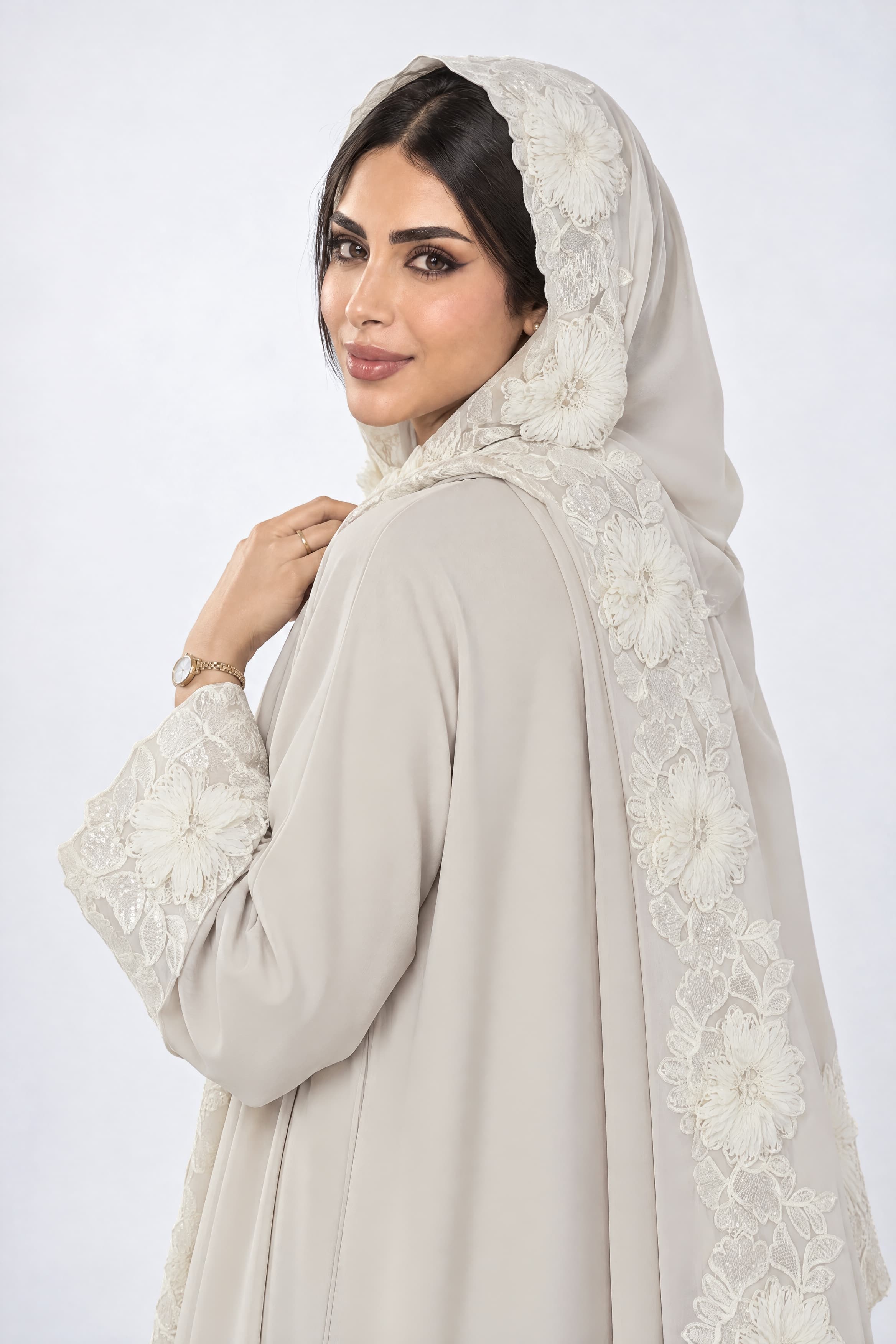 عباية بقماش كريب بيج مع تركيبة دانتيل في الأكمام و الطرحه