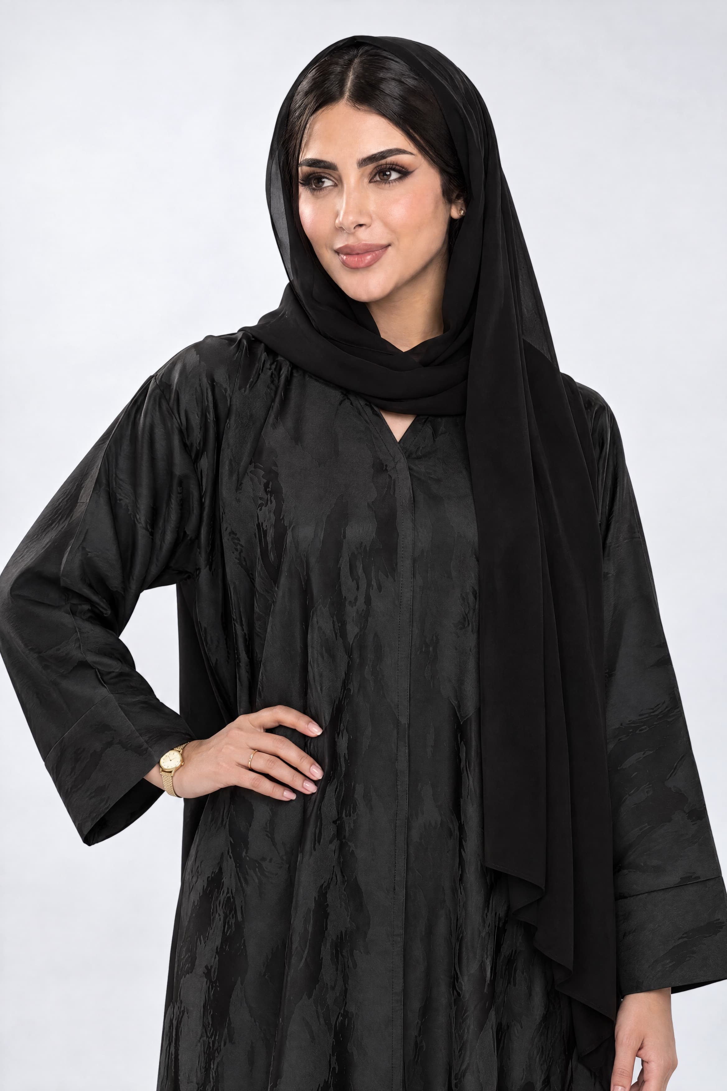 عباية بقماش جاكار أسود مع الطرحه