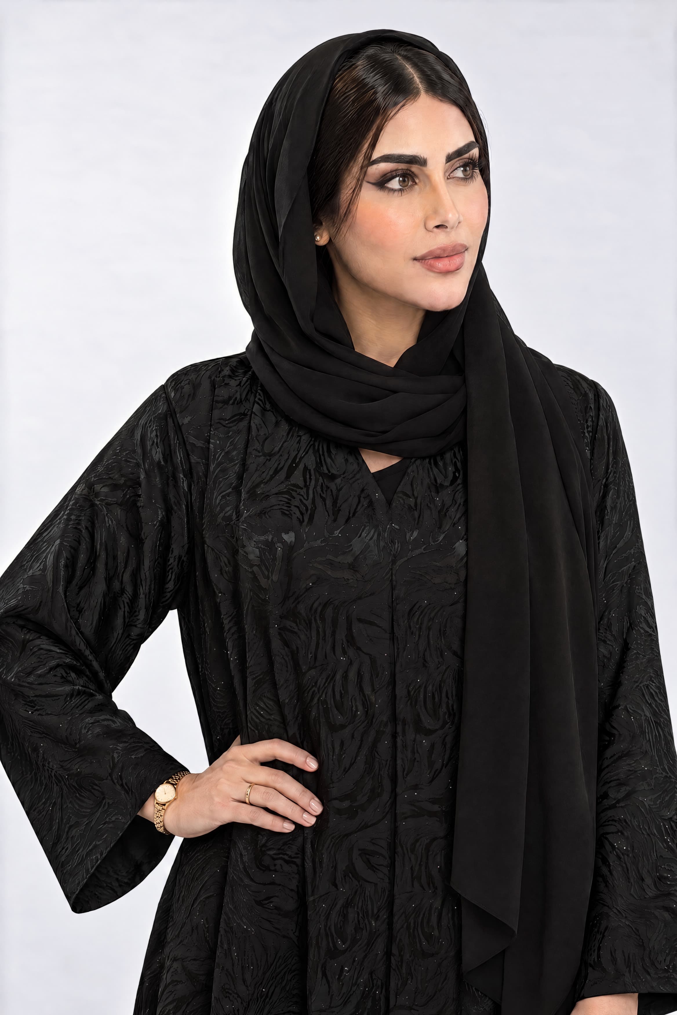 عباية بقماش جاكار أسود مع فصوص صغيره مع الطرحه