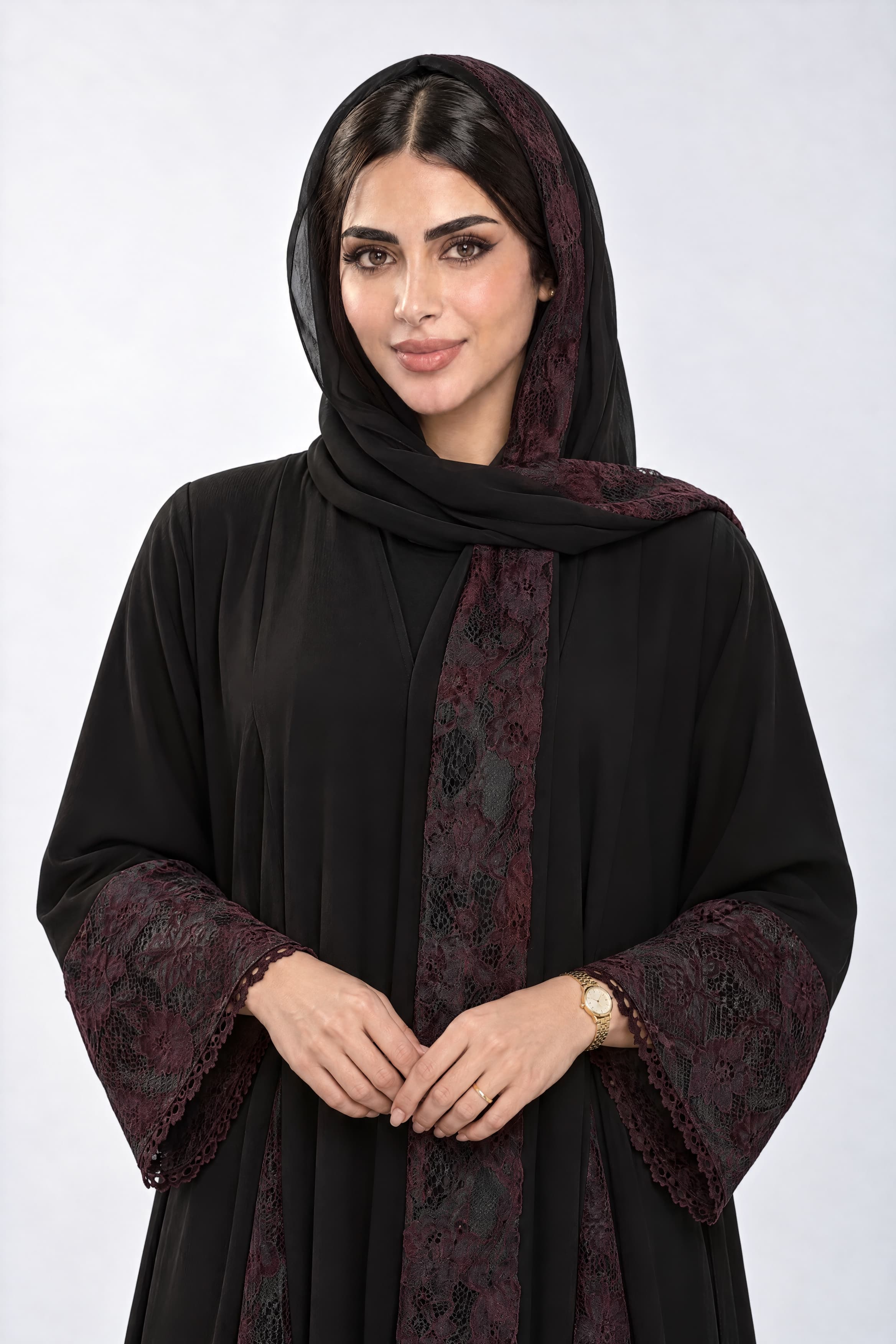 عباية بقماش كريب أسود مع تركيبة مخمل دانتيل باللون البرغاندي