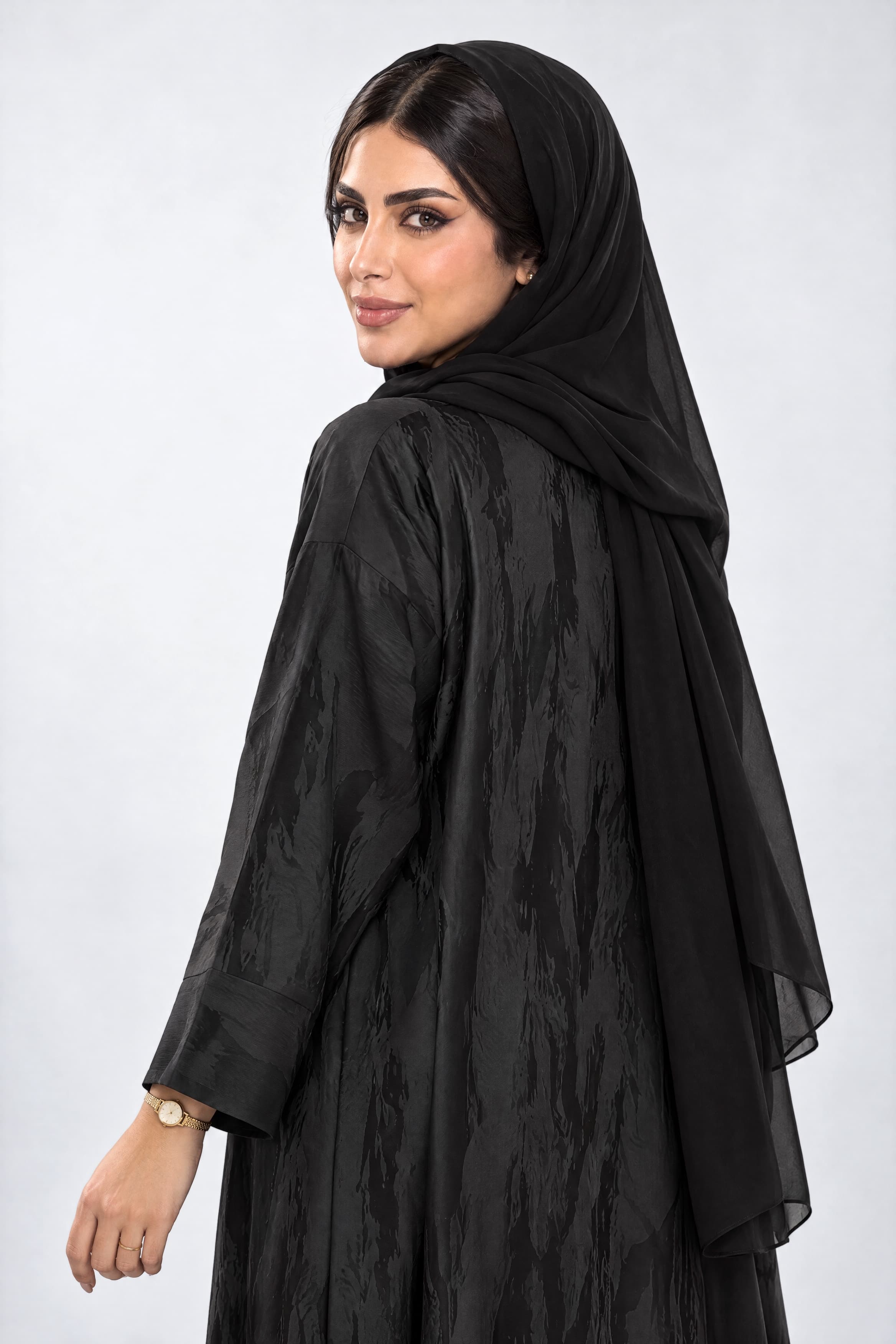 عباية بقماش جاكار أسود مع الطرحه