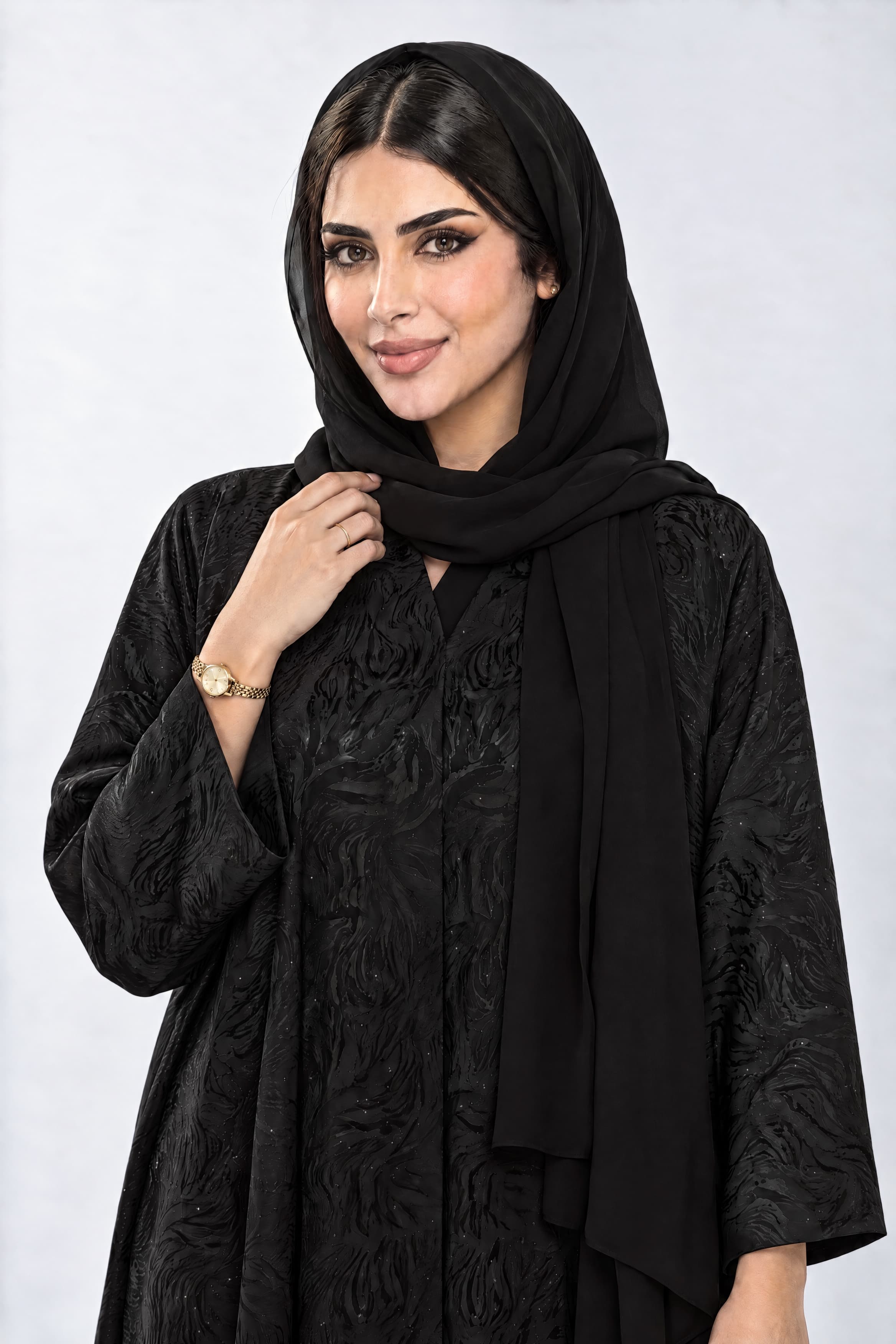 عباية بقماش جاكار أسود مع فصوص صغيره مع الطرحه