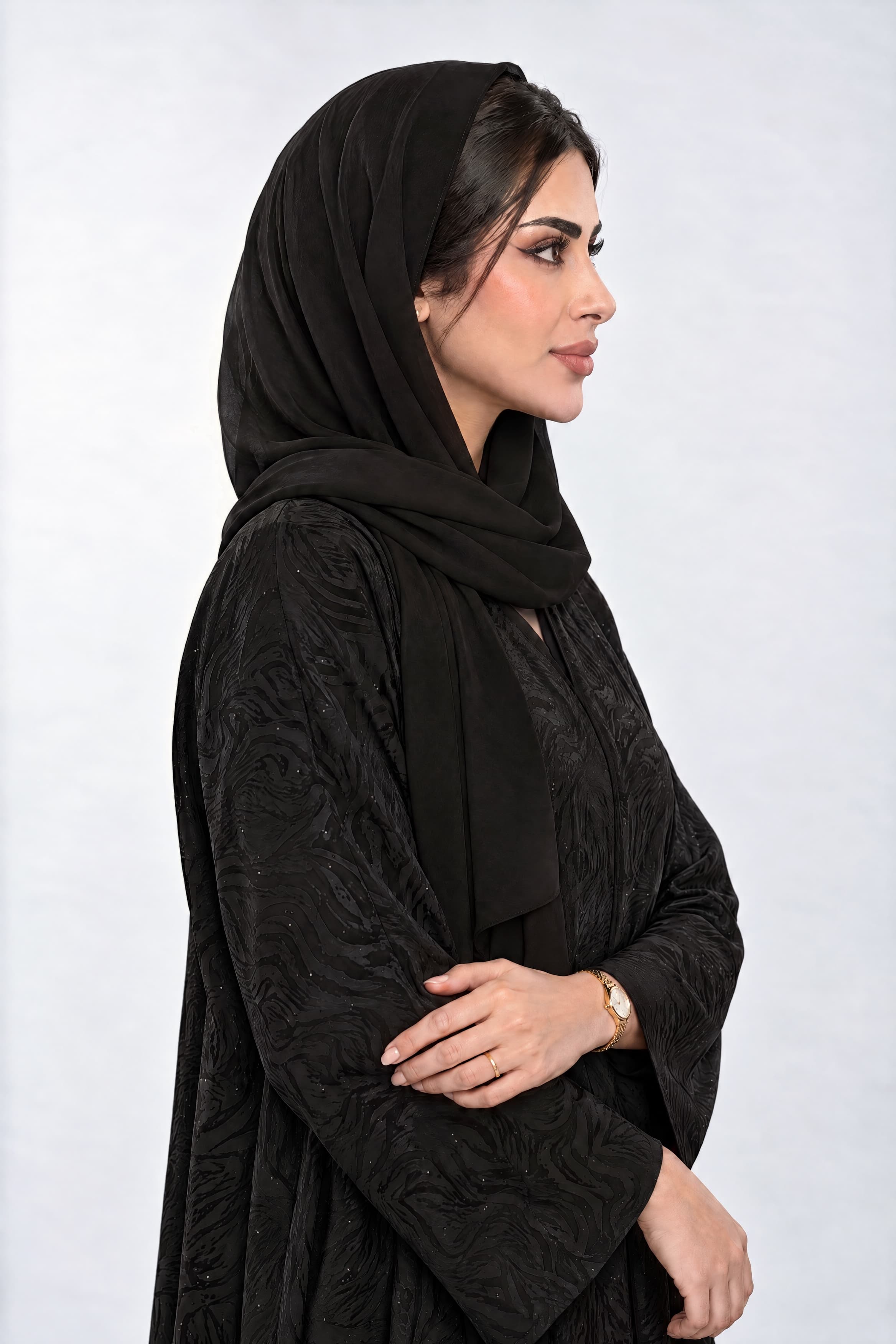 عباية بقماش جاكار أسود مع فصوص صغيره مع الطرحه