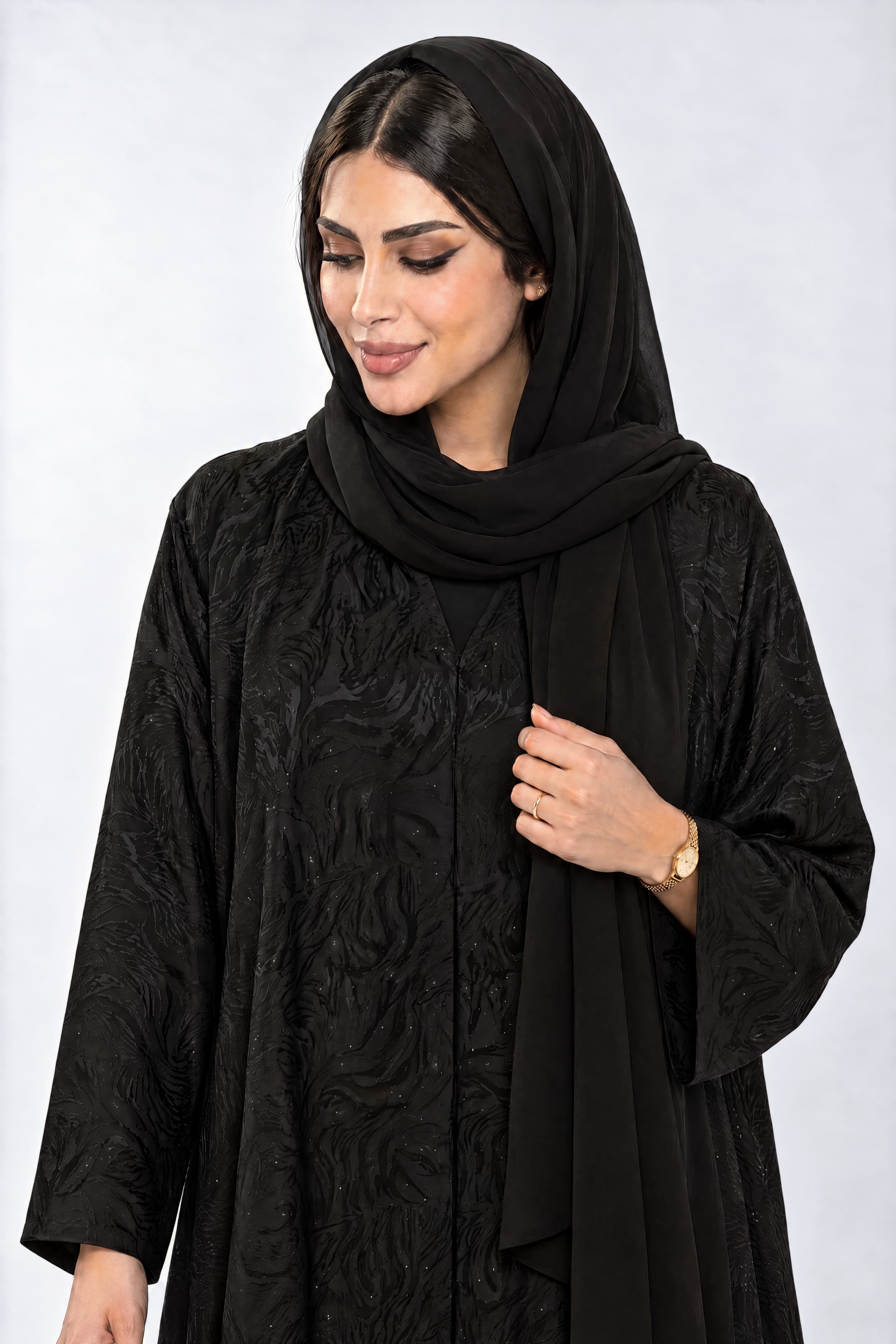 عباية بقماش جاكار أسود مع فصوص صغيره مع الطرحه
