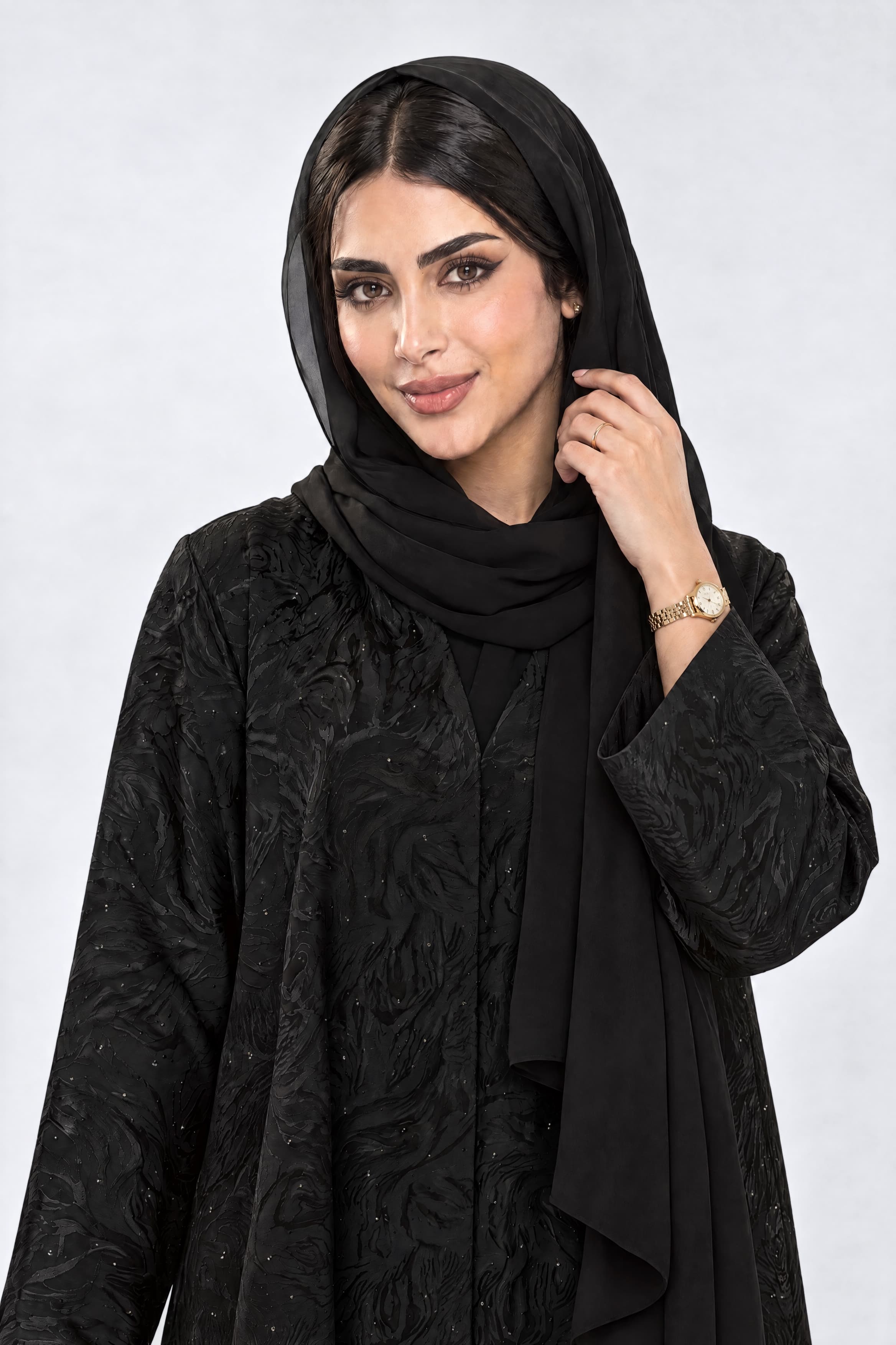 عباية بقماش جاكار أسود مع فصوص صغيره مع الطرحه