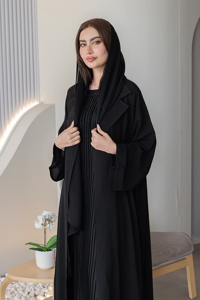عباية بقماش كريب أسود مع طرحه