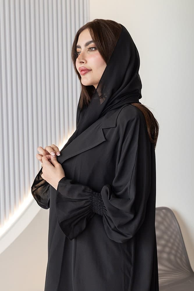 عباية بقماش كريب أسود مع طرحه