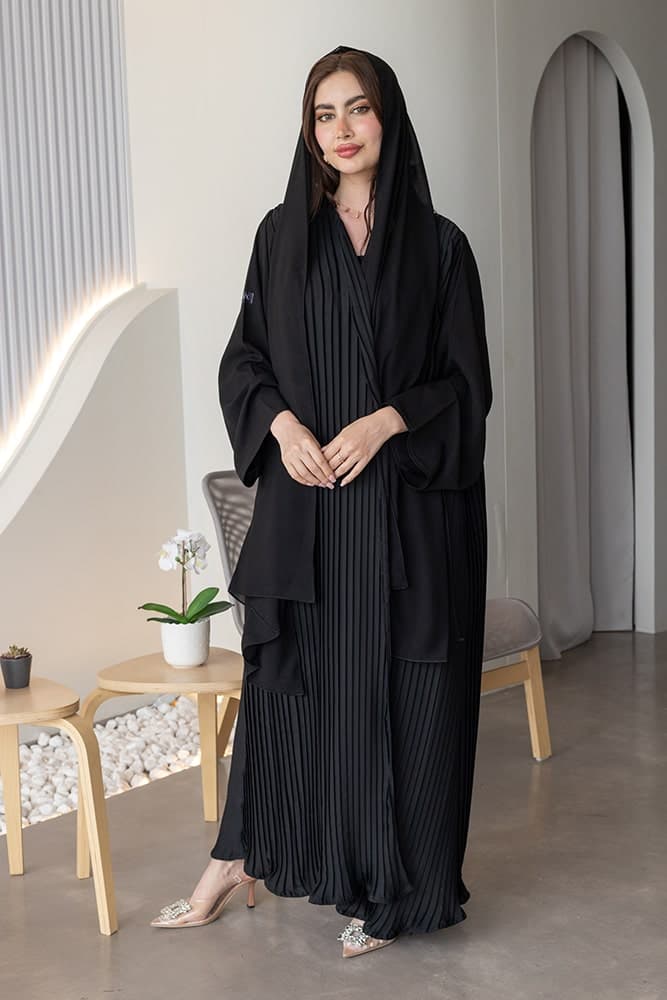 عباية بقماش كريب أسود مع طرحه