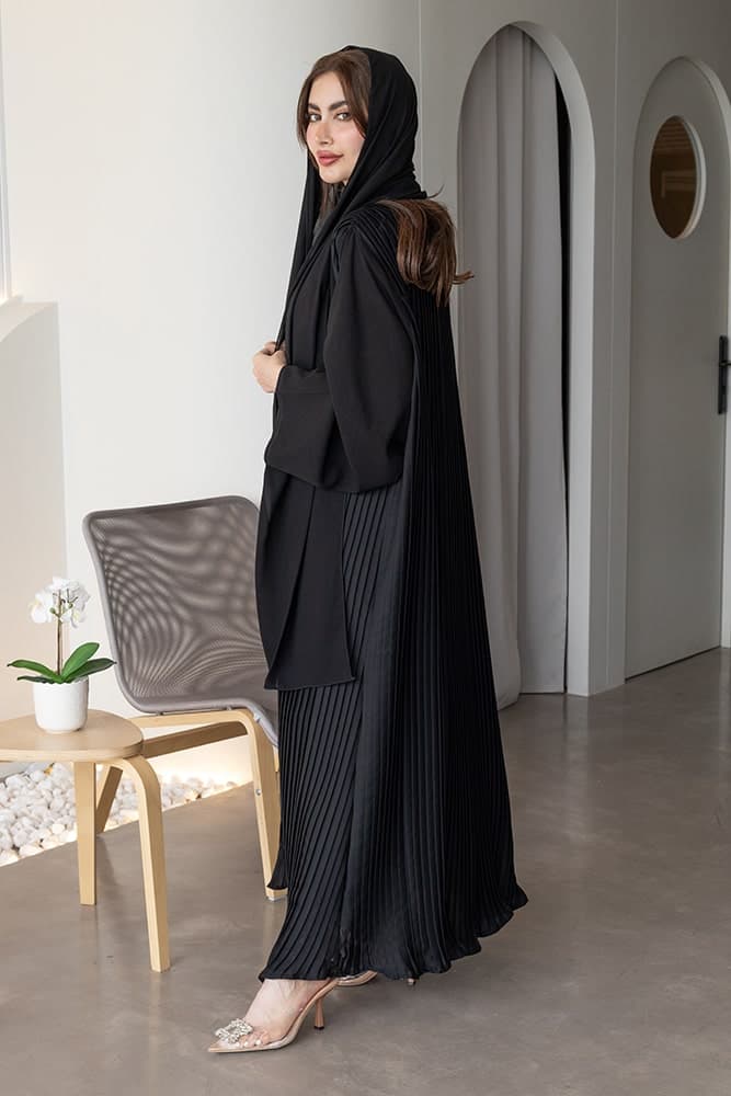 عباية بقماش كريب أسود مع طرحه