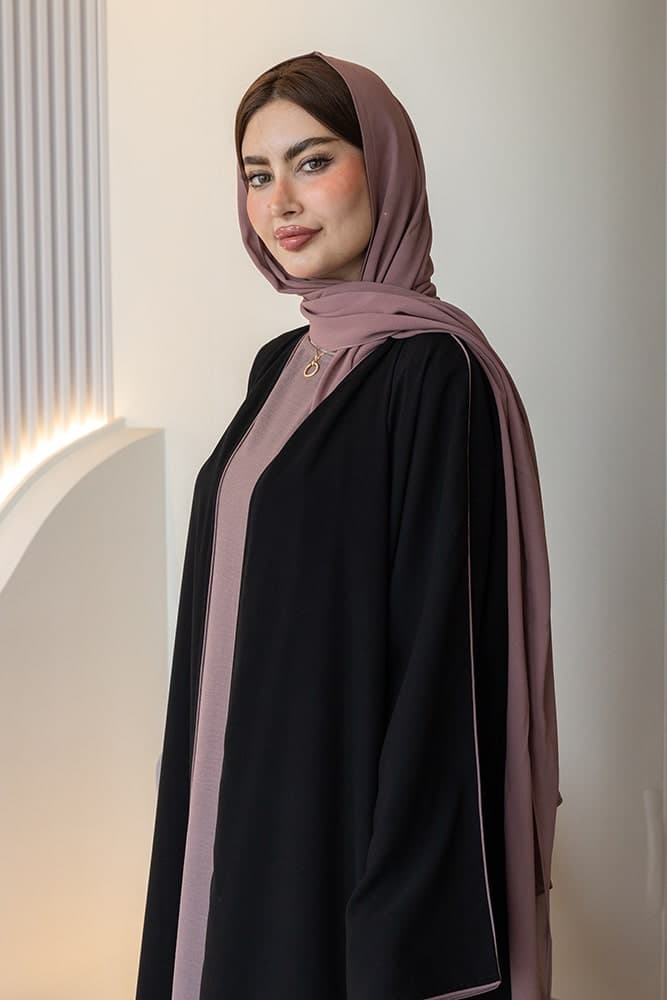 عباية بقماش كريب أسود وطرحه باللون البنفسجي الفاتح