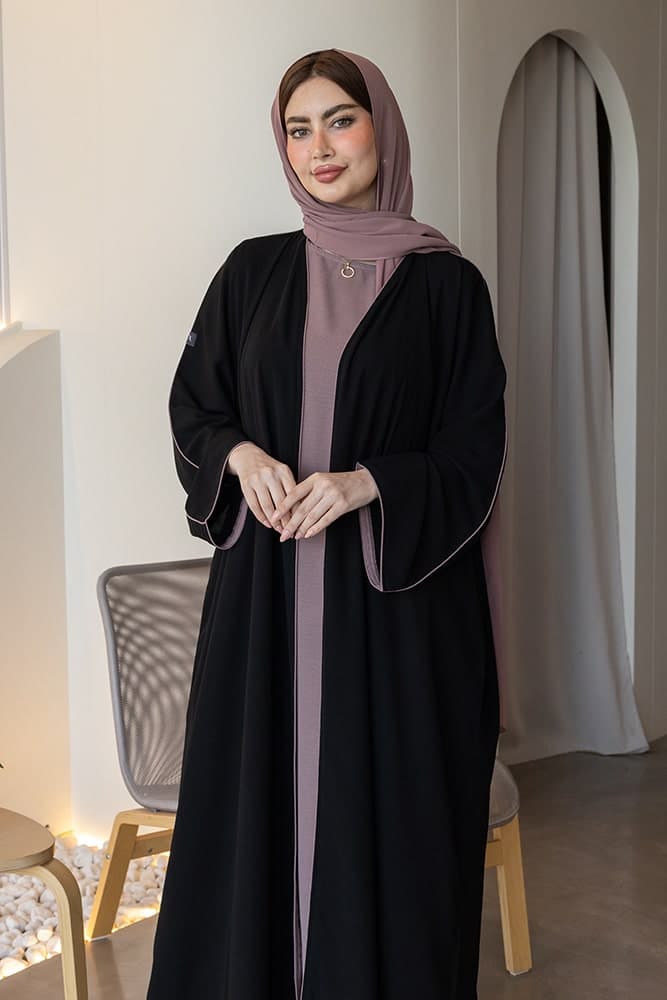 عباية بقماش كريب أسود وطرحه باللون البنفسجي الفاتح