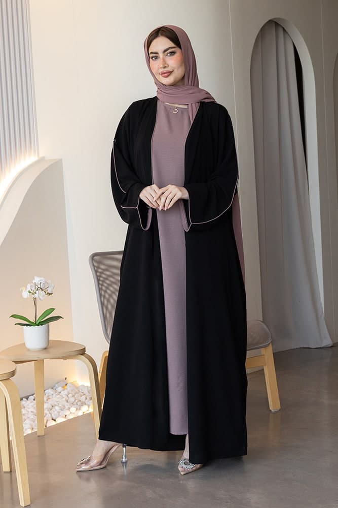 عباية بقماش كريب أسود وطرحه باللون البنفسجي الفاتح