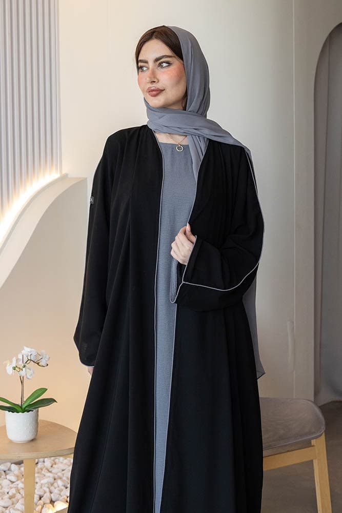 عباية بقماش كريب أسود وطرحه باللون الرصاصي