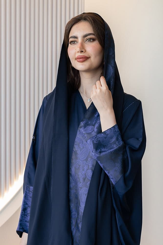 عباية قصه بشت بقماش كريب كحلي مع تركيبة في الأكمام و الطرحه
