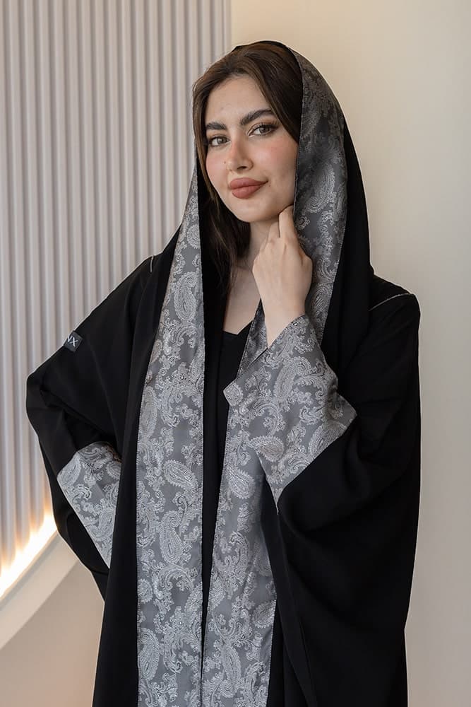 عباية بقماش كريب أسود مع الطرحه