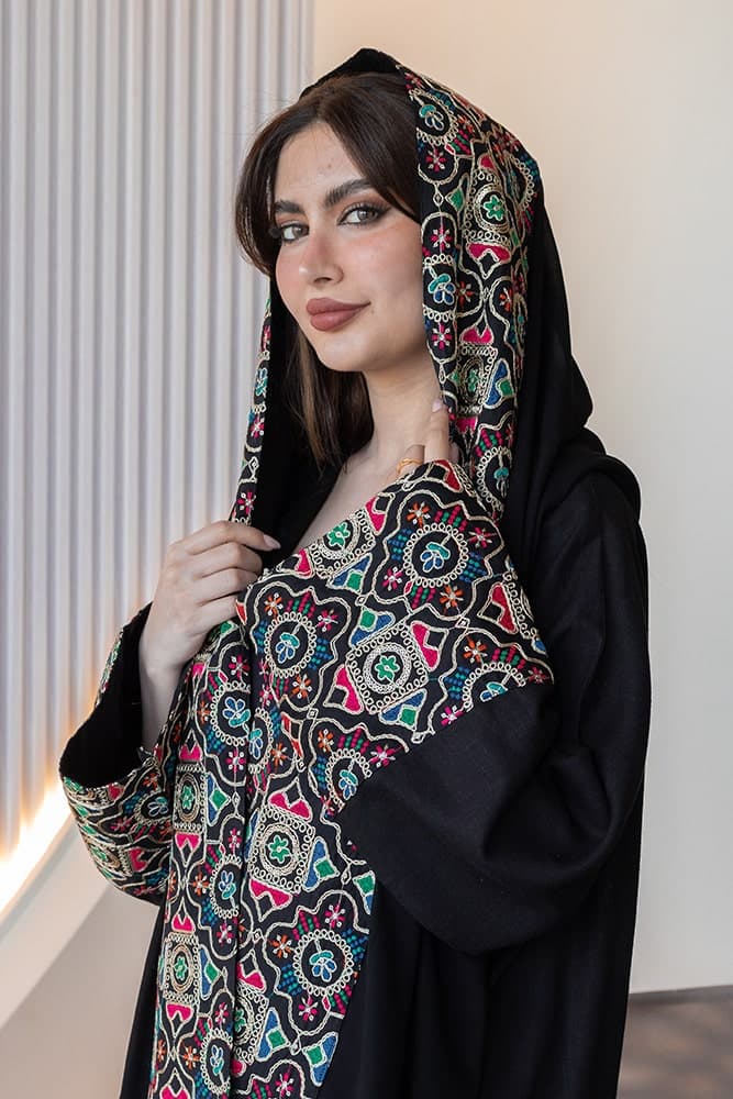 عباية بقماش لنين مع تطريز في الأكمام و الطرحه و الخلف