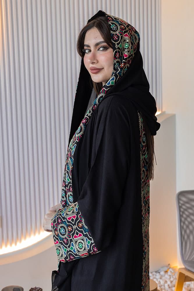 عباية بقماش لنين مع تطريز في الأكمام و الطرحه و الخلف