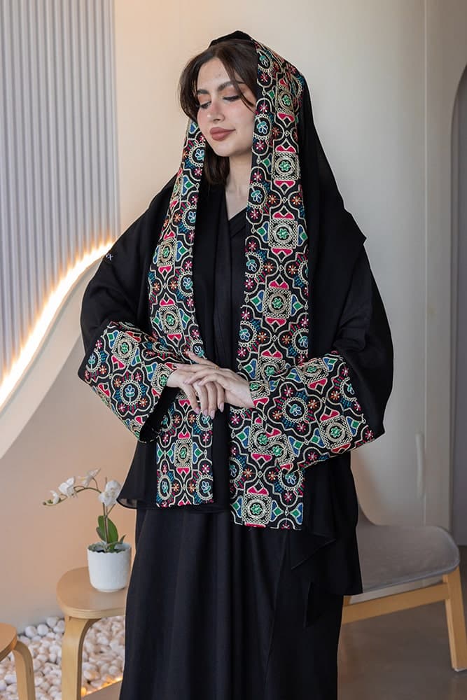 عباية بقماش لنين مع تطريز في الأكمام و الطرحه و الخلف