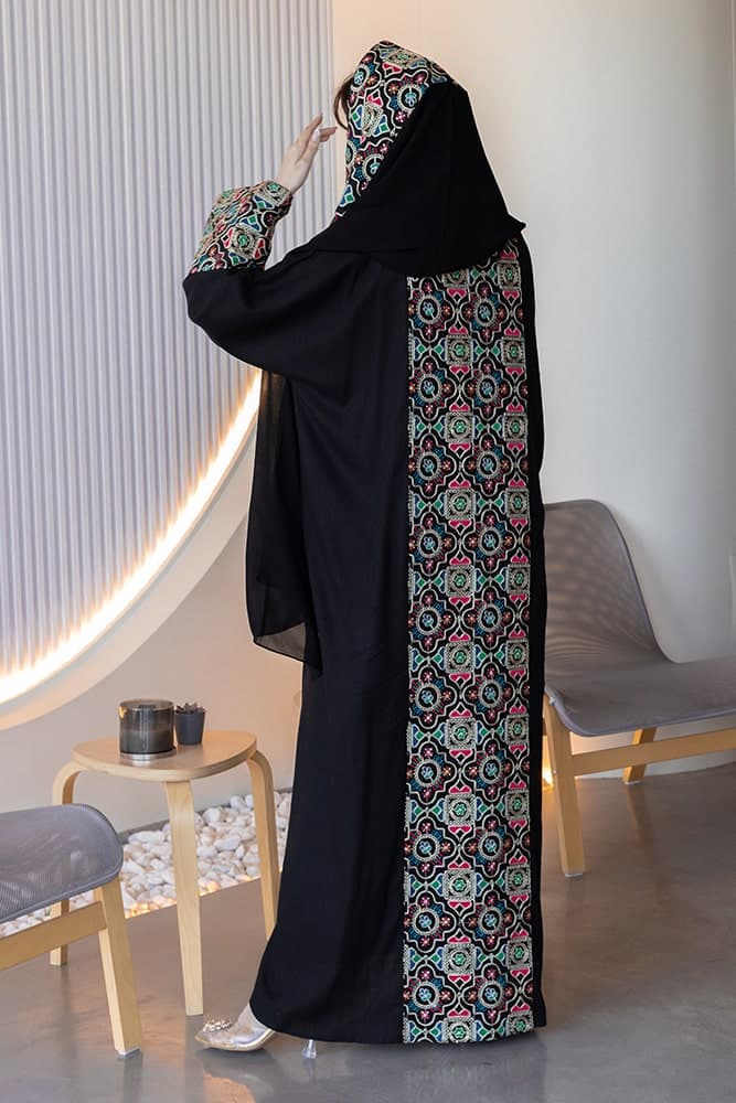 عباية بقماش لنين مع تطريز في الأكمام و الطرحه و الخلف