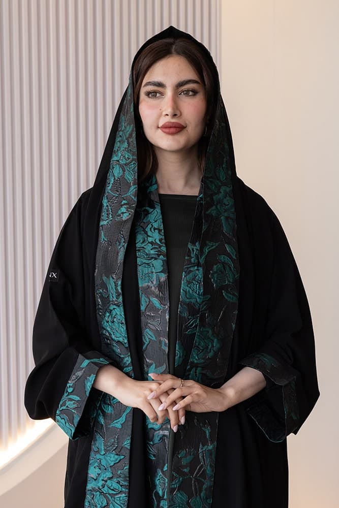عباية بقماش كريب أسود مع تركيبة أورجانزا مع الطرحه