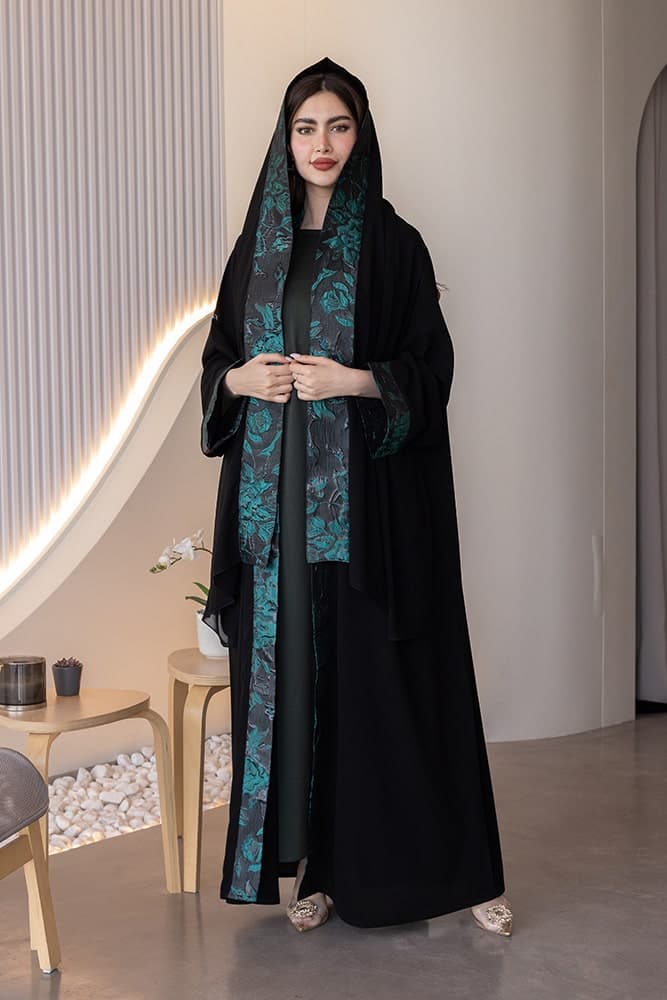 عباية بقماش كريب أسود مع تركيبة أورجانزا مع الطرحه