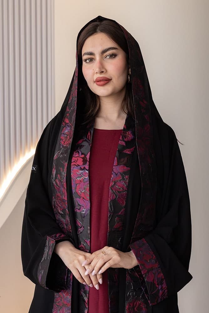 عباية بقماش كريب أسود مع تركيبة أورجانزا مع الطرحه