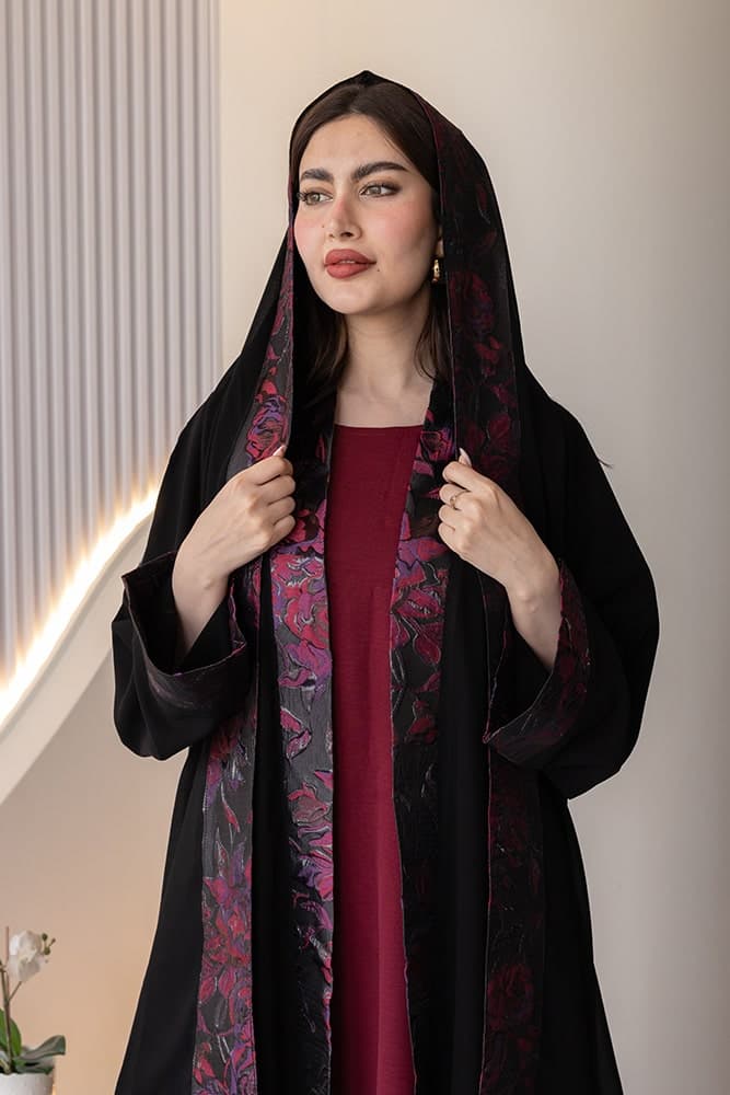 عباية بقماش كريب أسود مع تركيبة أورجانزا مع الطرحه