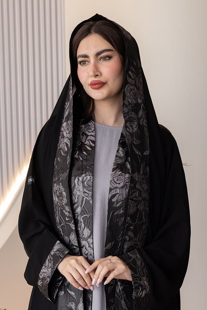 عباية بقماش كريب أسود مع تركيبة أورجانزا مع الطرحه