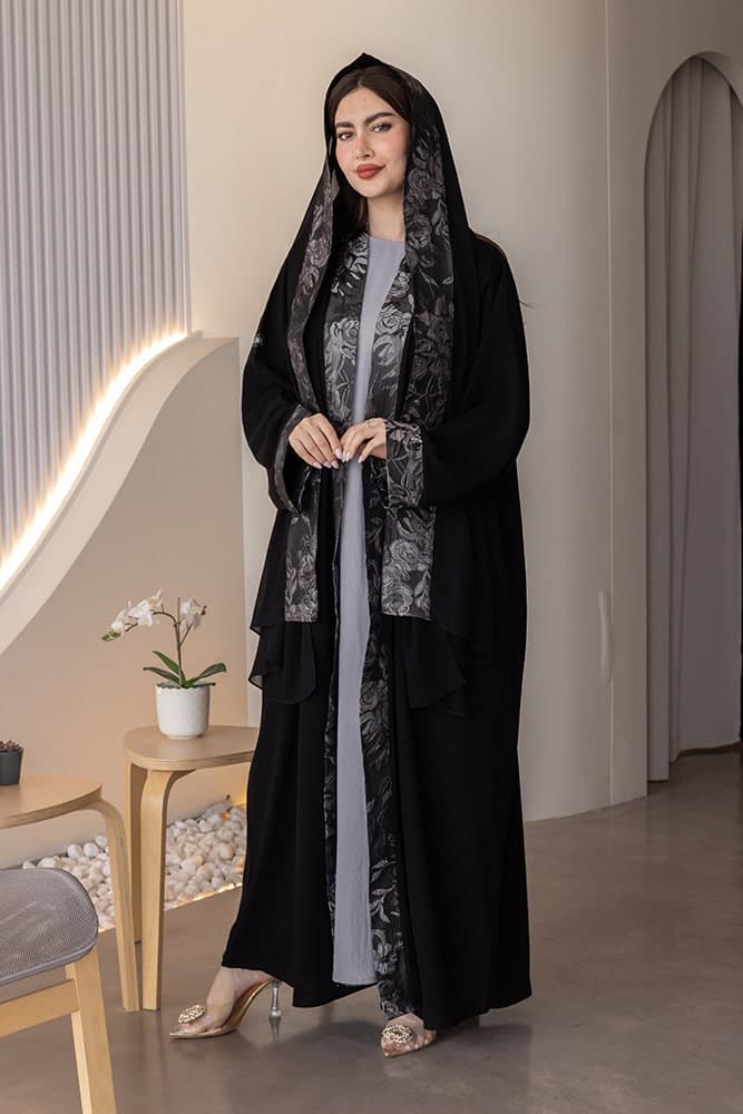 عباية بقماش كريب أسود مع تركيبة أورجانزا مع الطرحه