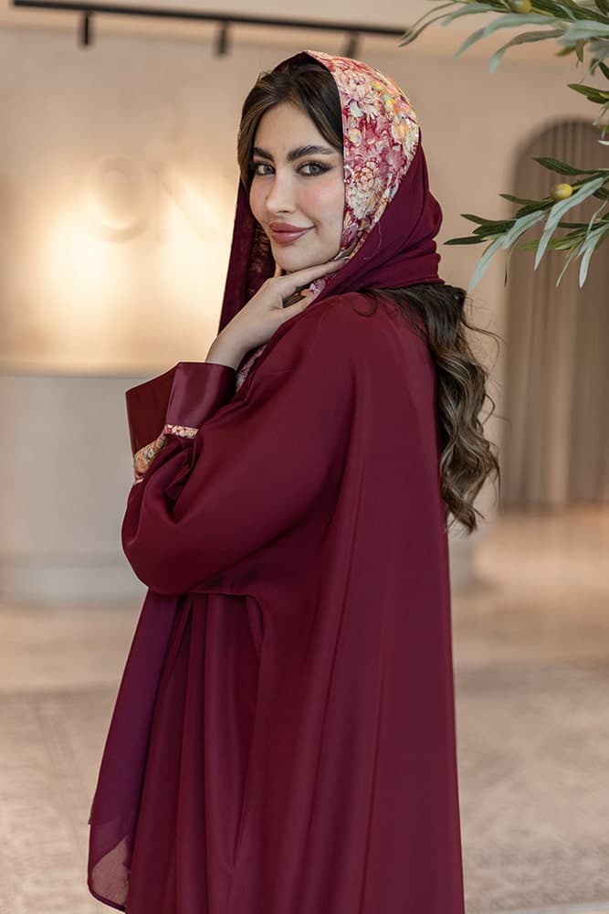 عباية بقماش كريب ماروني مع تركيبة في الأكمام و الطرحه