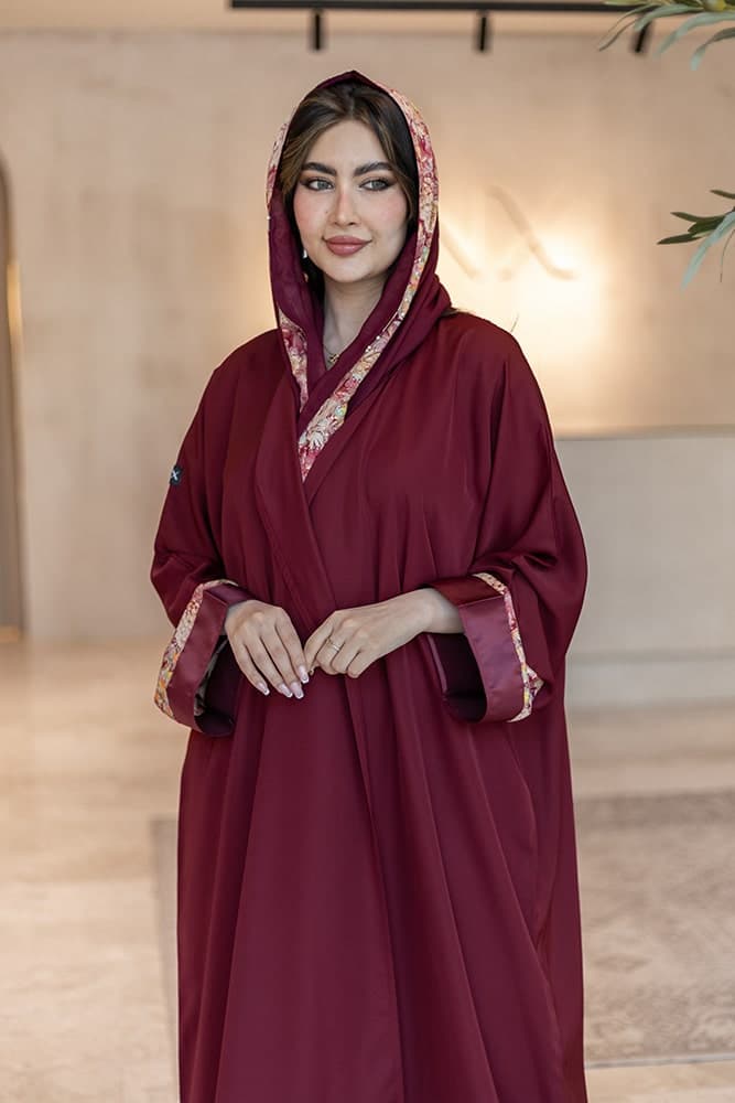 عباية بقماش كريب ماروني مع تركيبة في الأكمام و الطرحه