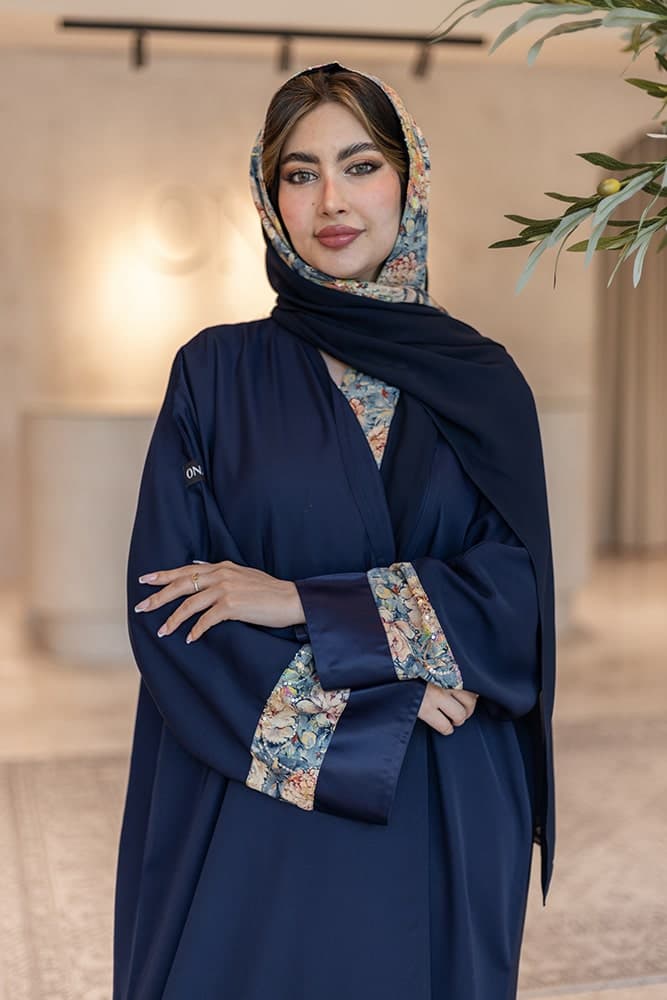 عباية بقماش كريب كحلي مع تركيبة في الأكمام و الطرحه