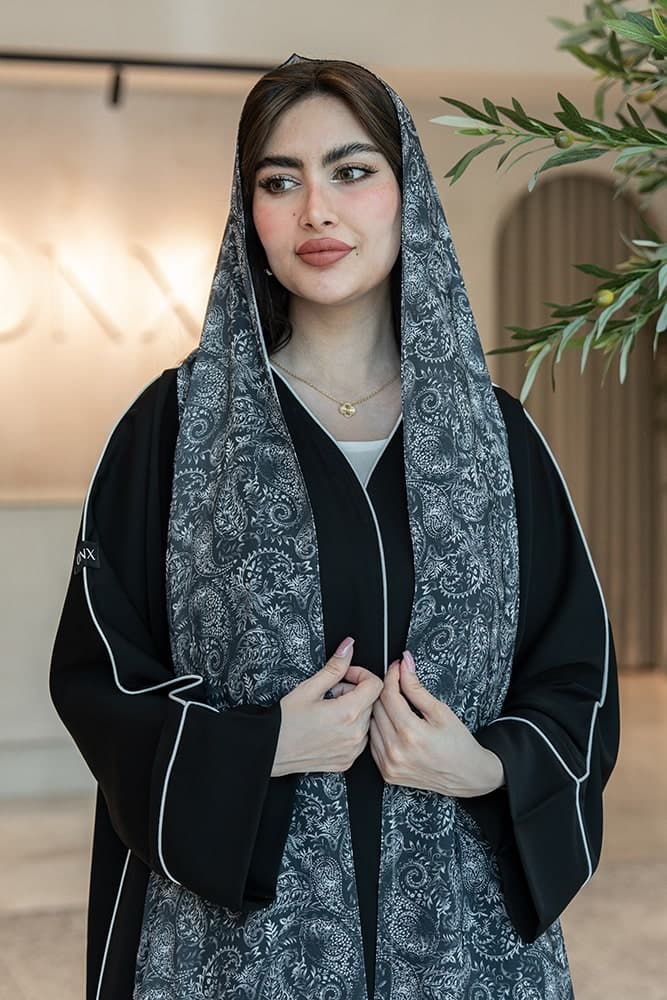 عباية بقماش كريب أسود مع طرحه