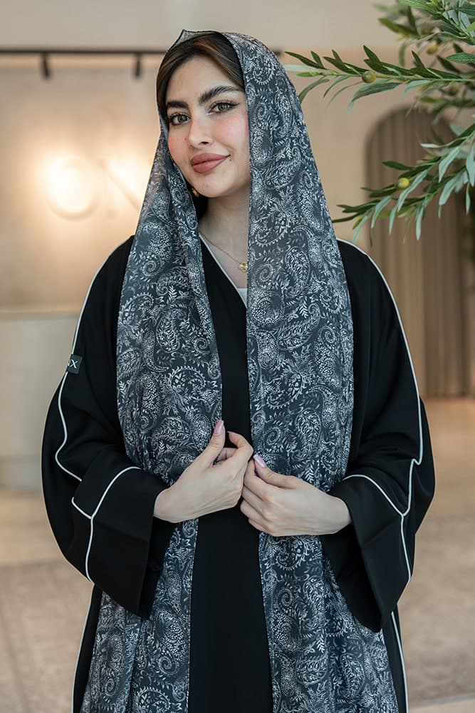 عباية بقماش كريب أسود مع طرحه