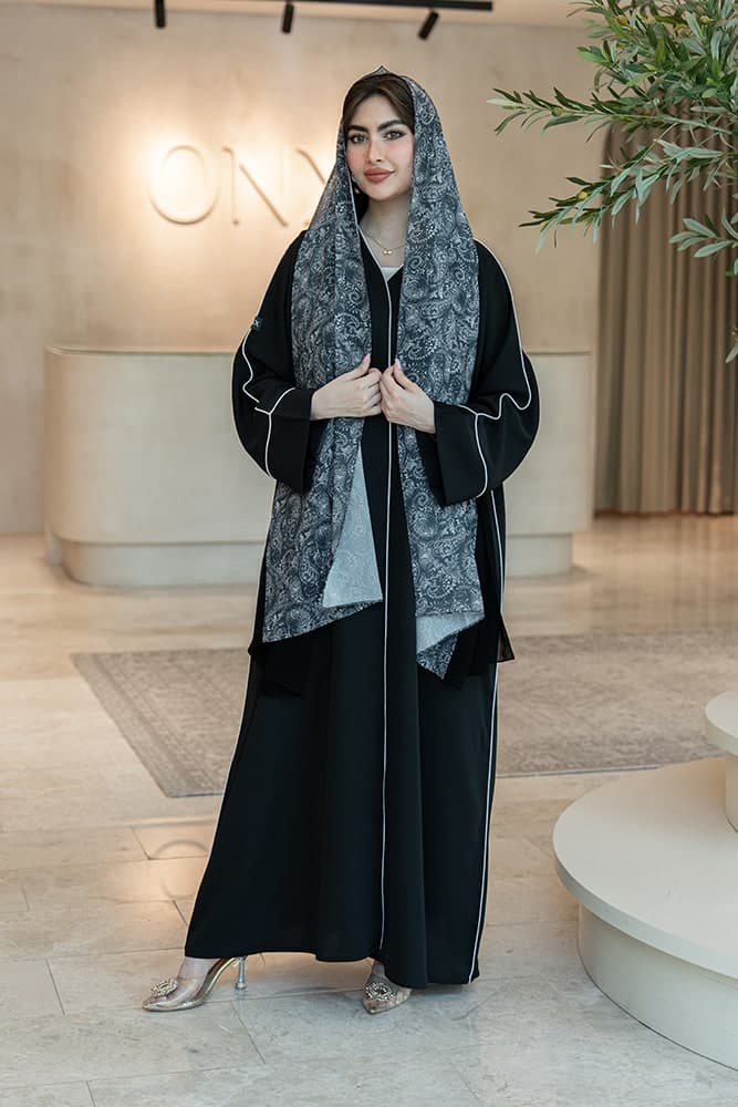 عباية بقماش كريب أسود مع طرحه