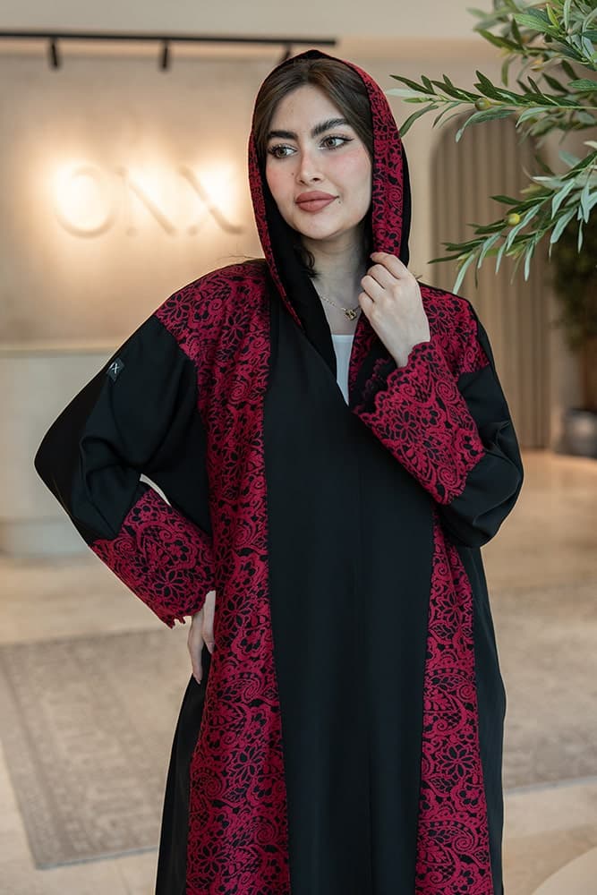 عباية بقماش كريب أسود مع تركيبة دانتيل